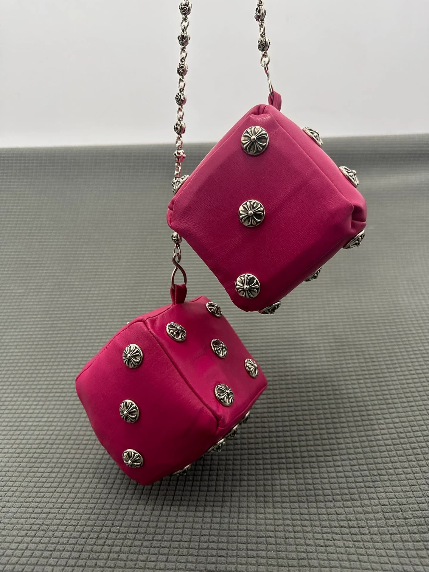 Розовая кожаная подвеска Chrome Hearts Dice Charm в подвешенном виде