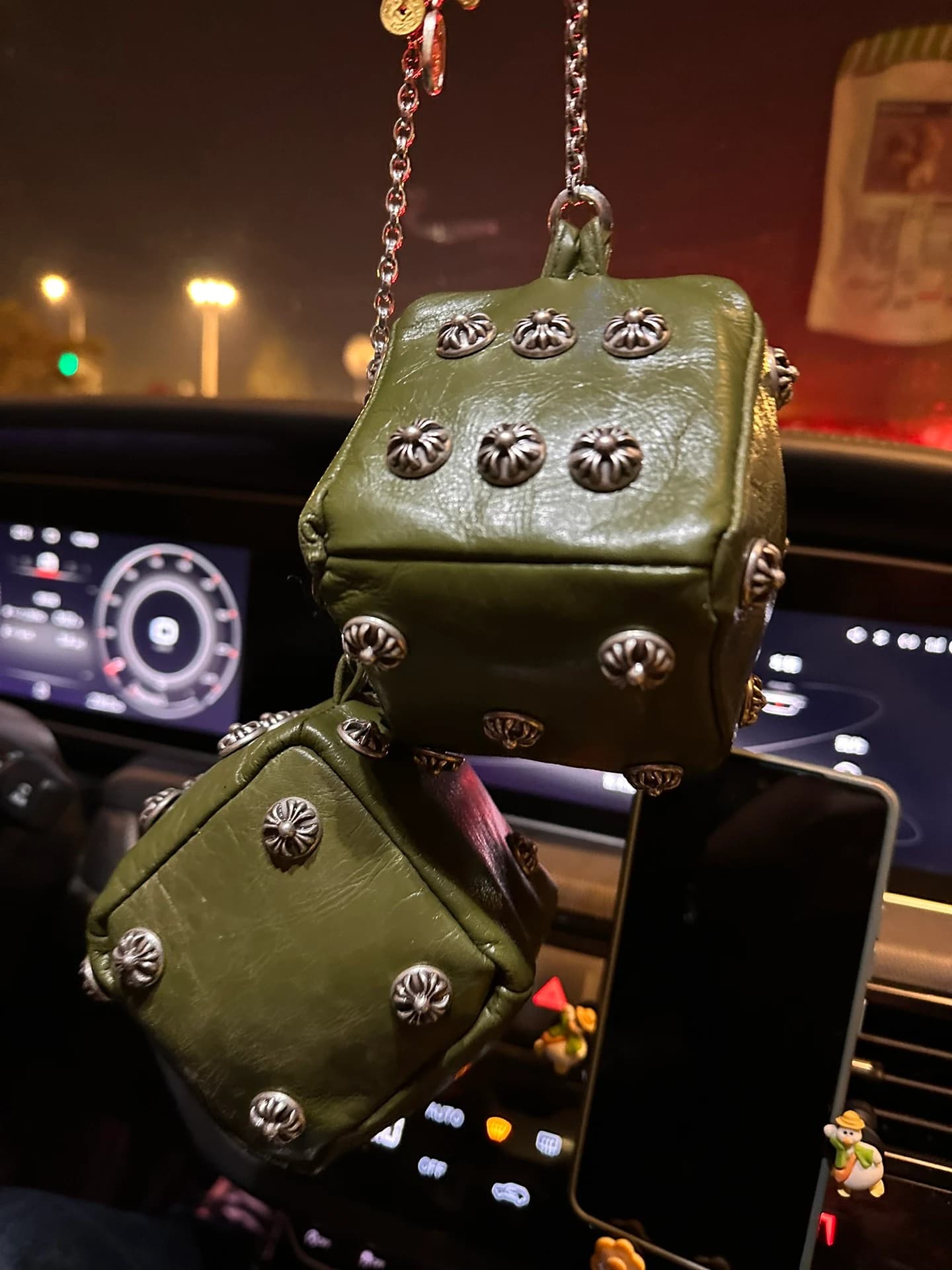 Зеленая декоративная подвеска из игральных костей Chrome Hearts в салоне автомобиля