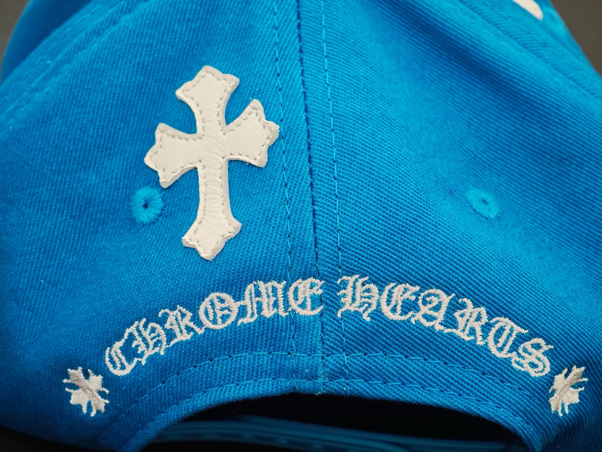 Задняя часть синей бейсболки Chrome Hearts с вышивкой бренда