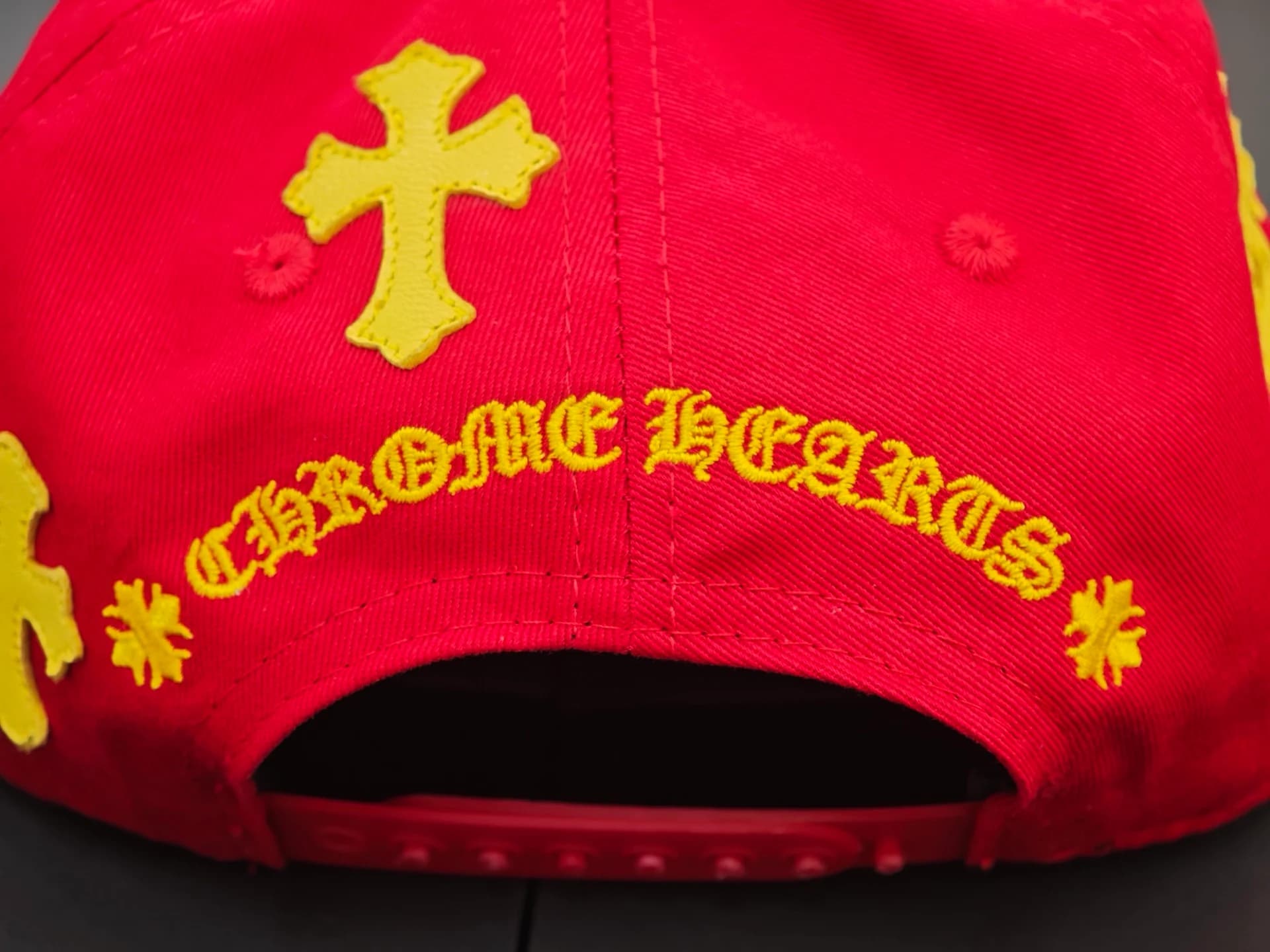 Задняя часть красной бейсболки Chrome Hearts с вышивкой бренда