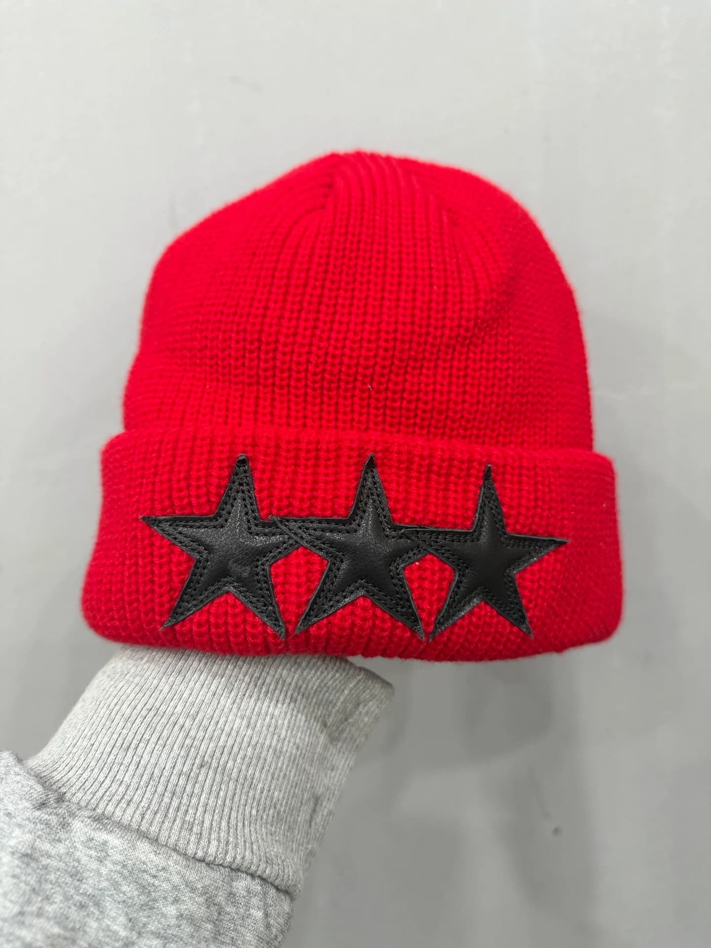 Красная вязаная шапка-бини Chrome Hearts с кожаными нашивками в виде звезд