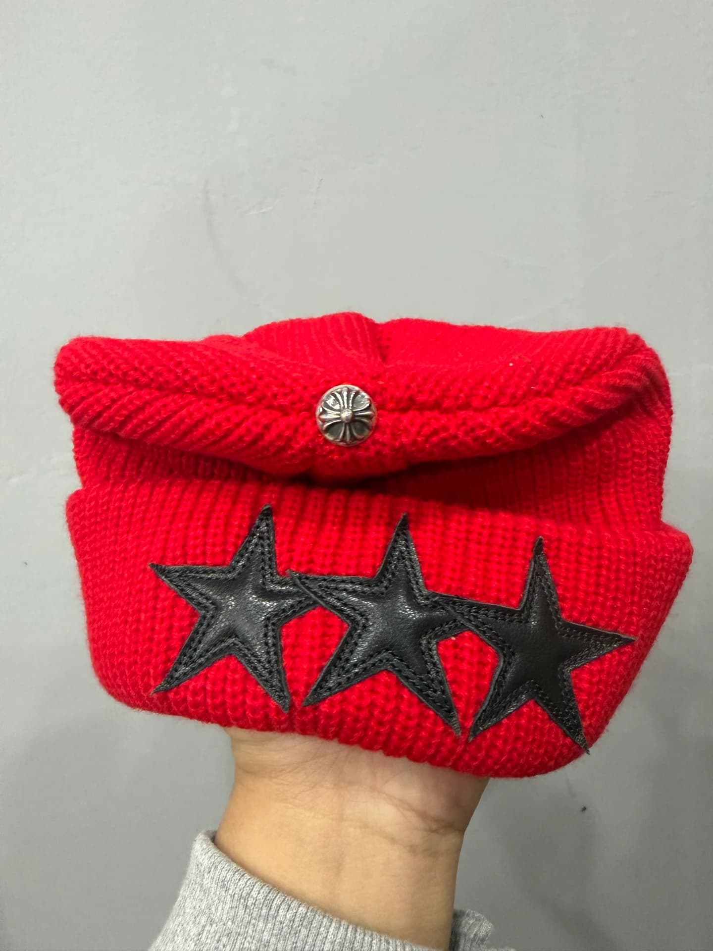 Красная шапка-бини Chrome Hearts с кожаными звездами и серебряной деталью