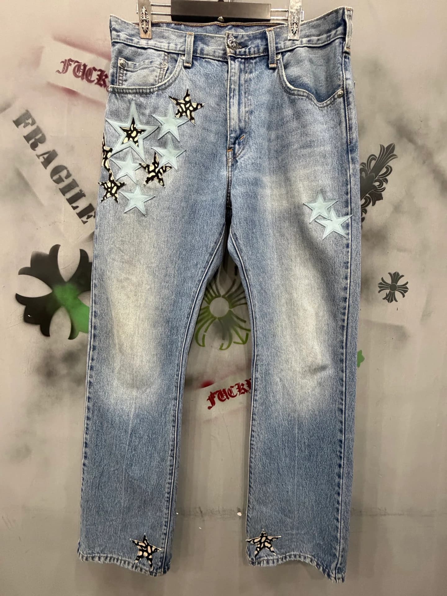 Джинсы Chrome Hearts x Levi's светло-синего цвета с нашивками в виде звезд, вид спереди