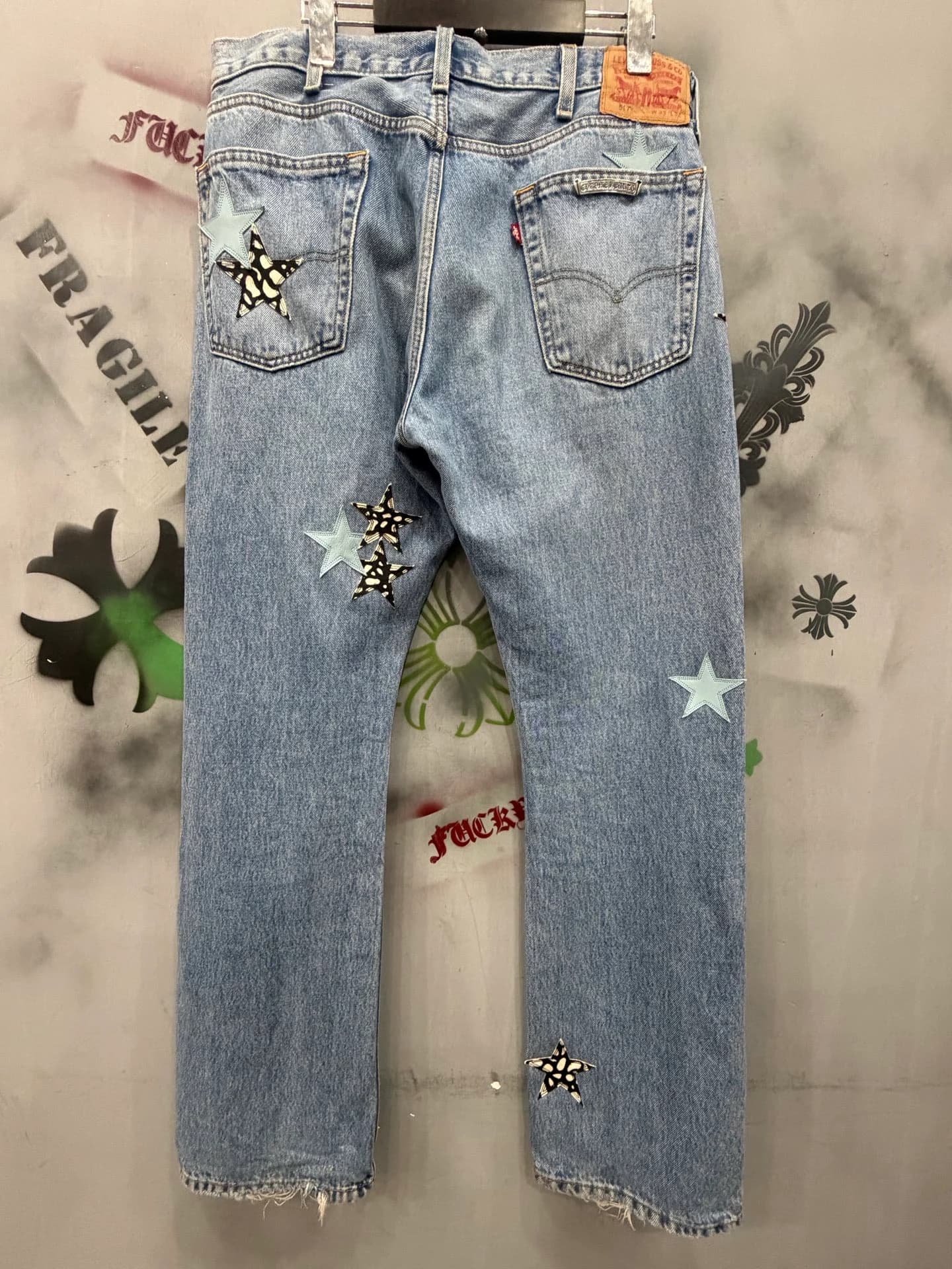 Джинсы Chrome Hearts x Levi's с нашивками-звездами, вид сзади