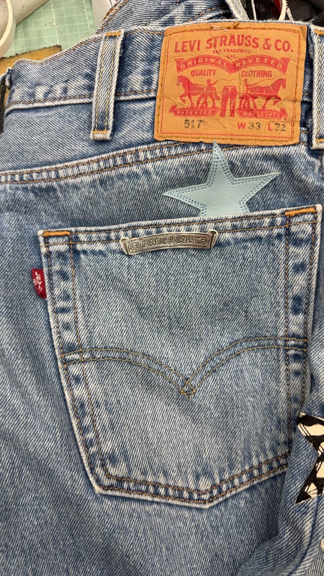 Деталь джинсов Chrome Hearts x Levi's: кожаный патч и серебряная фурнитура на кармане