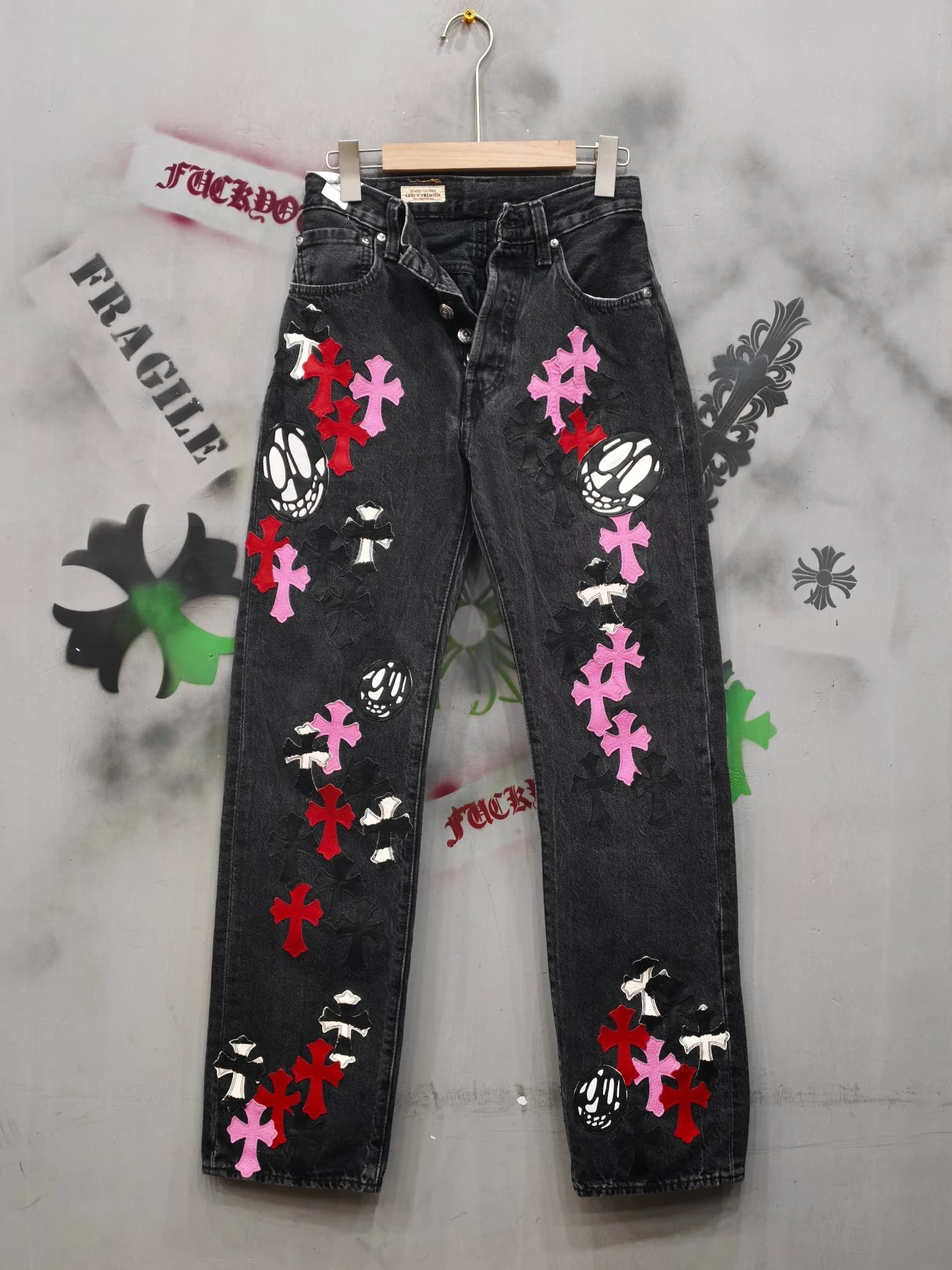 Серые джинсы Chrome Hearts x Levi's 501 с разноцветными нашивками, вид спереди