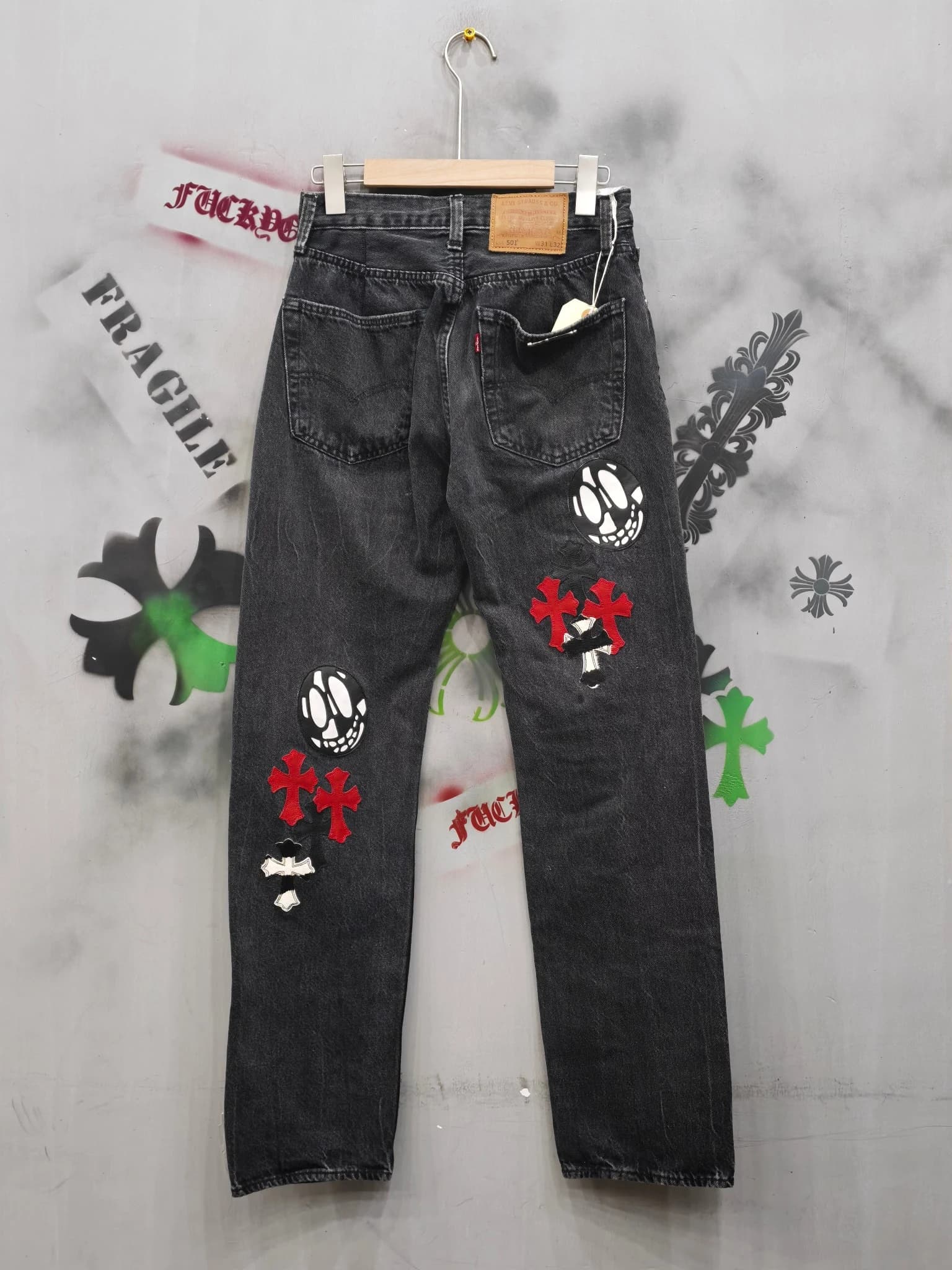Серые джинсы Chrome Hearts x Levi's 501 с разноцветными нашивками, вид сзади