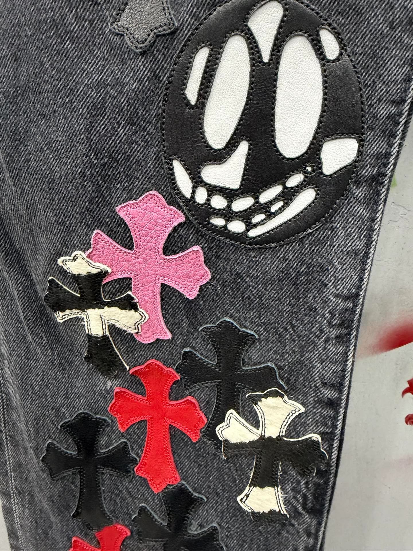 Крупный план разноцветных нашивок-крестов на джинсах Chrome Hearts x Levi's