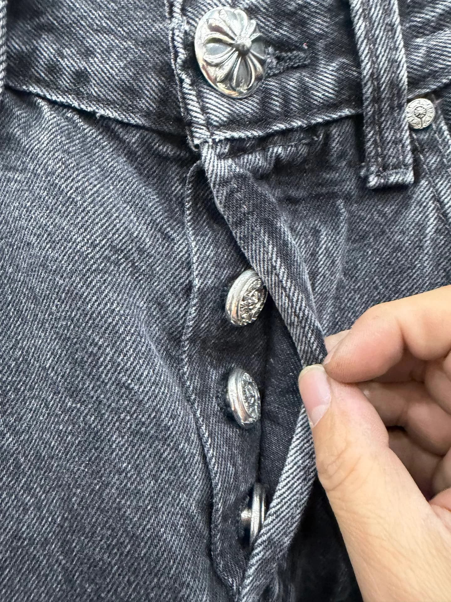Серебряные пуговицы-болты с гравировкой Chrome Hearts на ширинке джинсов