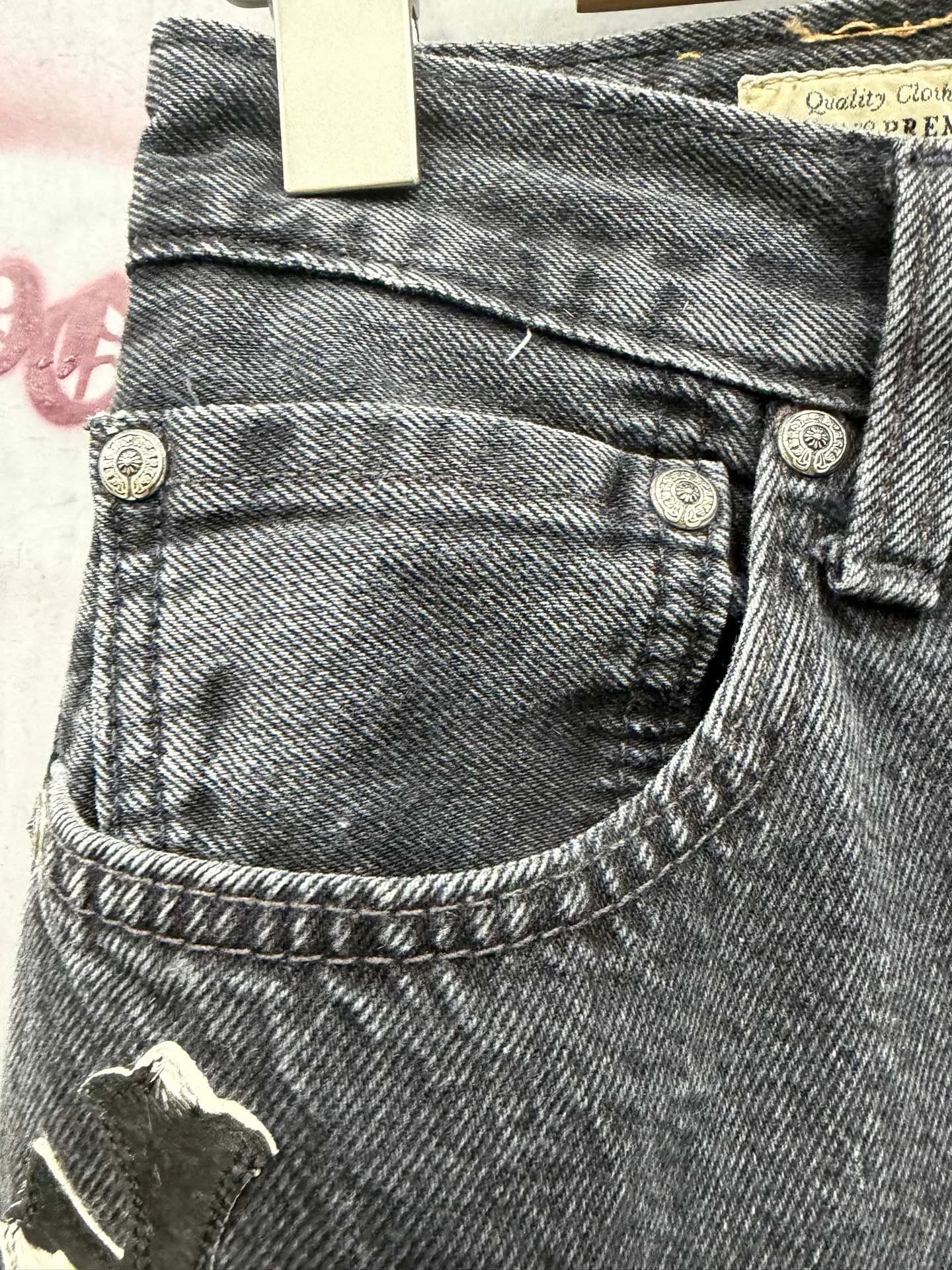 Передний карман джинсов Chrome Hearts x Levi's с серебряными заклепками