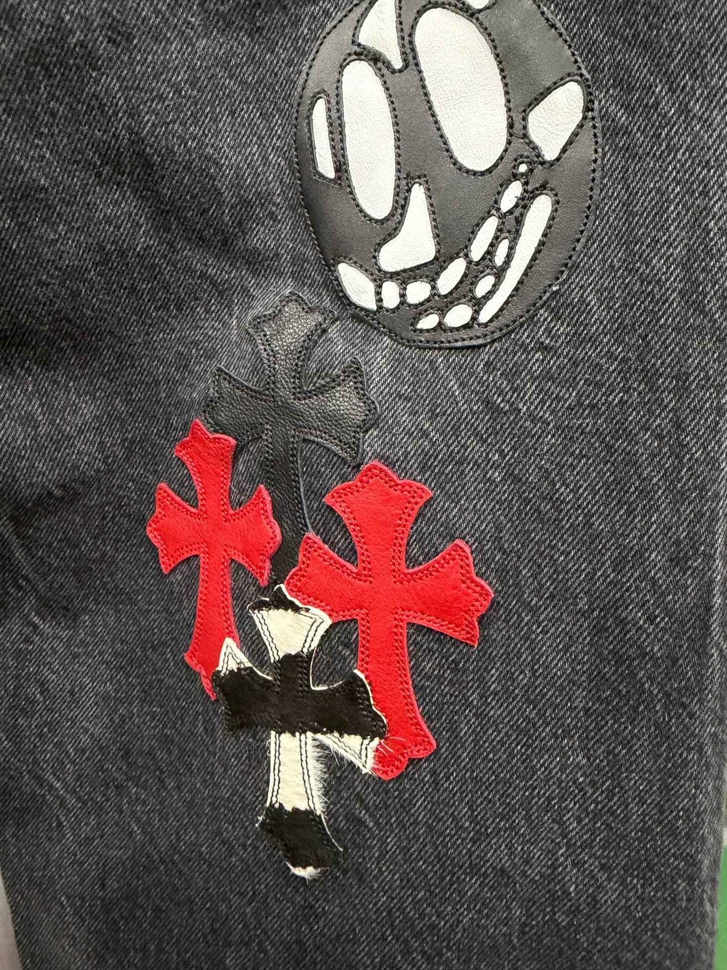 Кожаные нашивки в виде крестов и смайла на сером дениме Chrome Hearts x Levi's