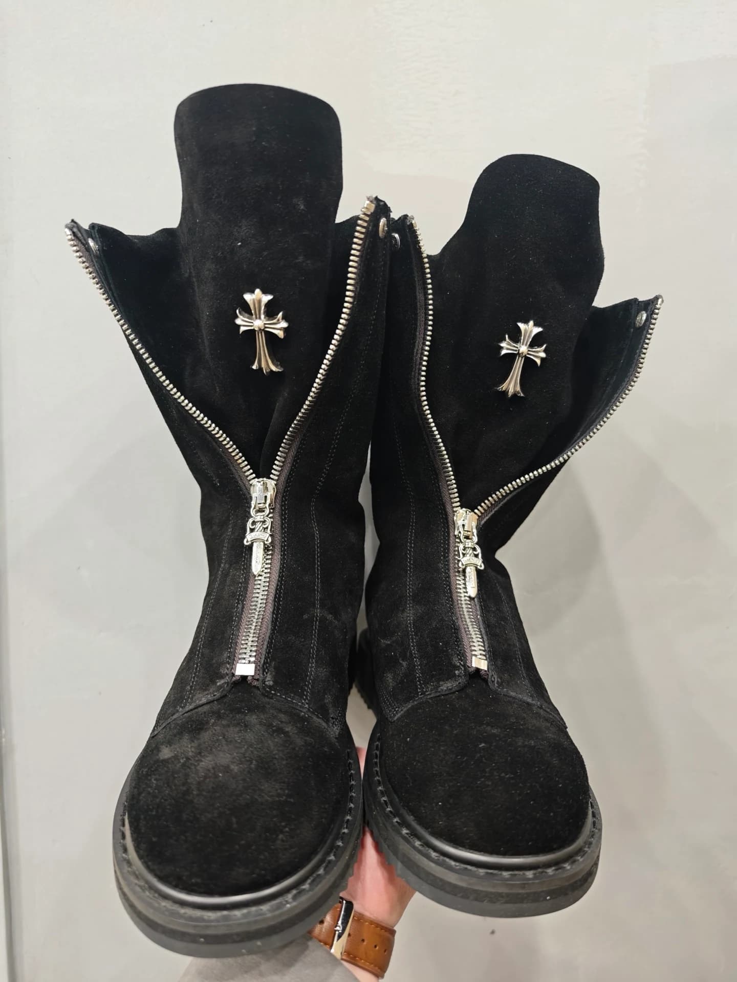 Черные замшевые сапоги Chrome Hearts x Rick Owens, вид спереди