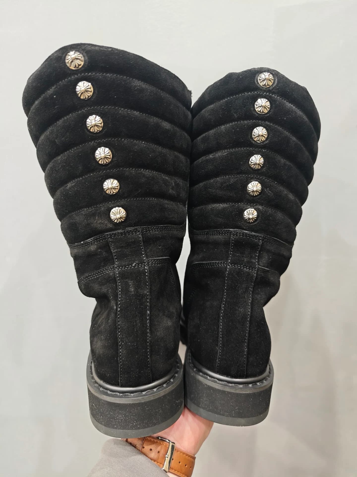 Черные замшевые сапоги Chrome Hearts x Rick Owens, вид сзади со стеганым голенищем