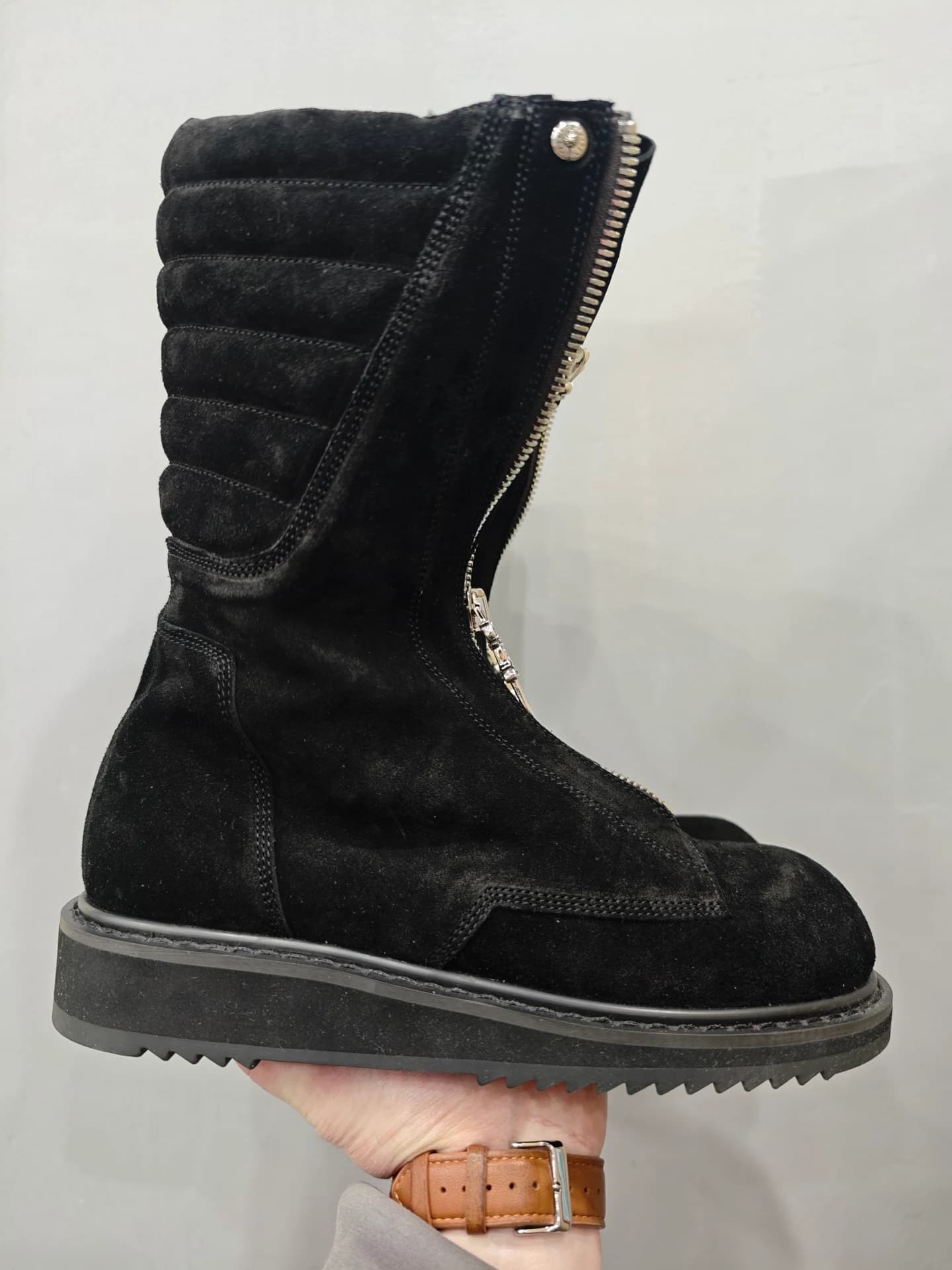 Черные замшевые сапоги Chrome Hearts x Rick Owens, вид сбоку