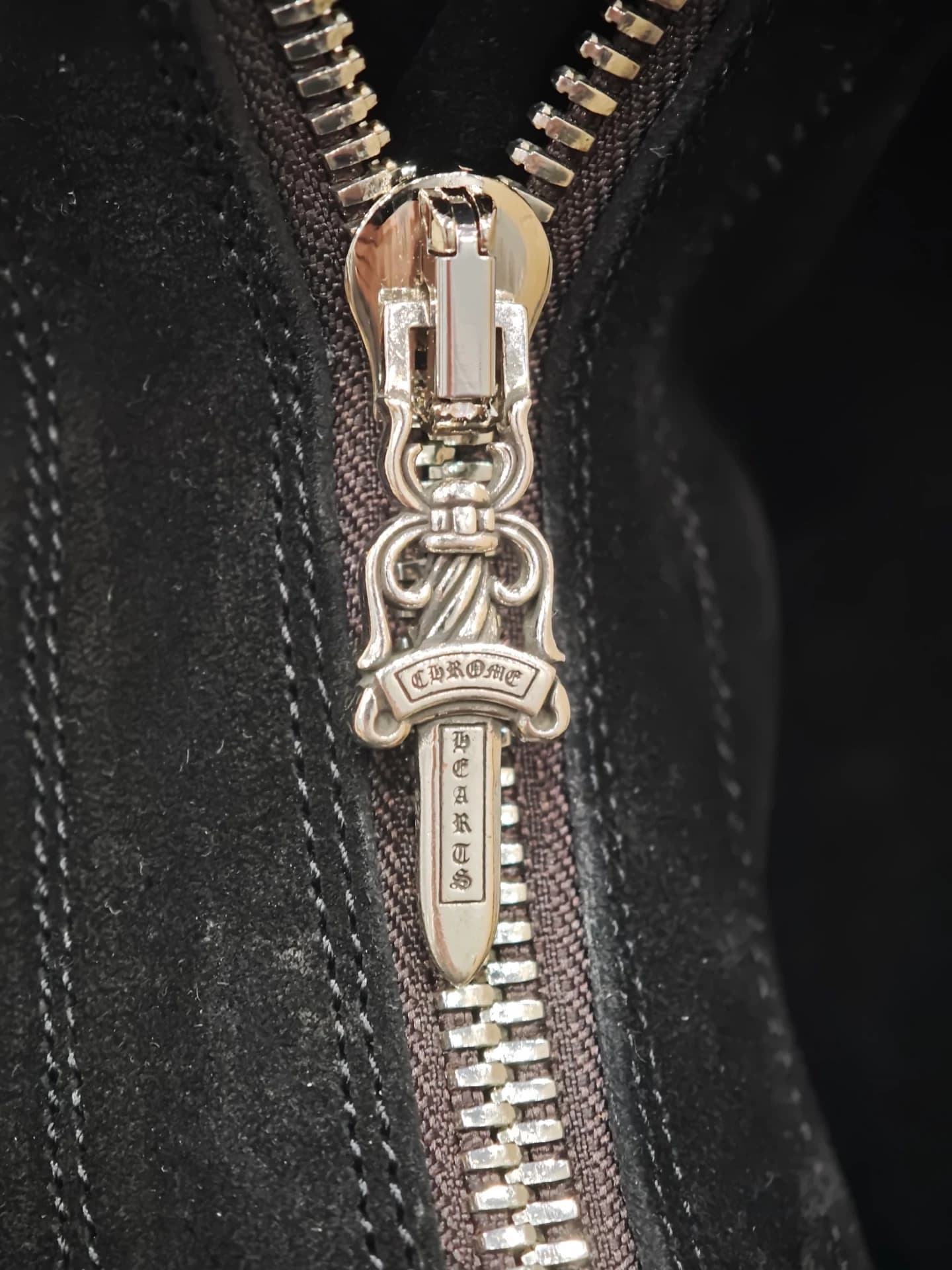 Деталь застежки-молнии с пуллером-кинжалом Chrome Hearts