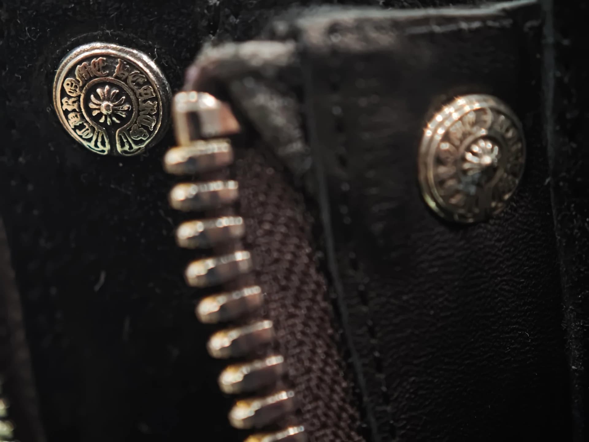 Деталь внутренней отделки и кнопки Chrome Hearts