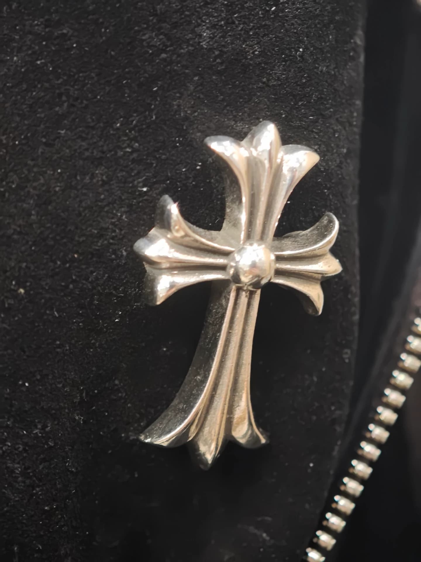 Серебряный крест Chrome Hearts на язычке сапог