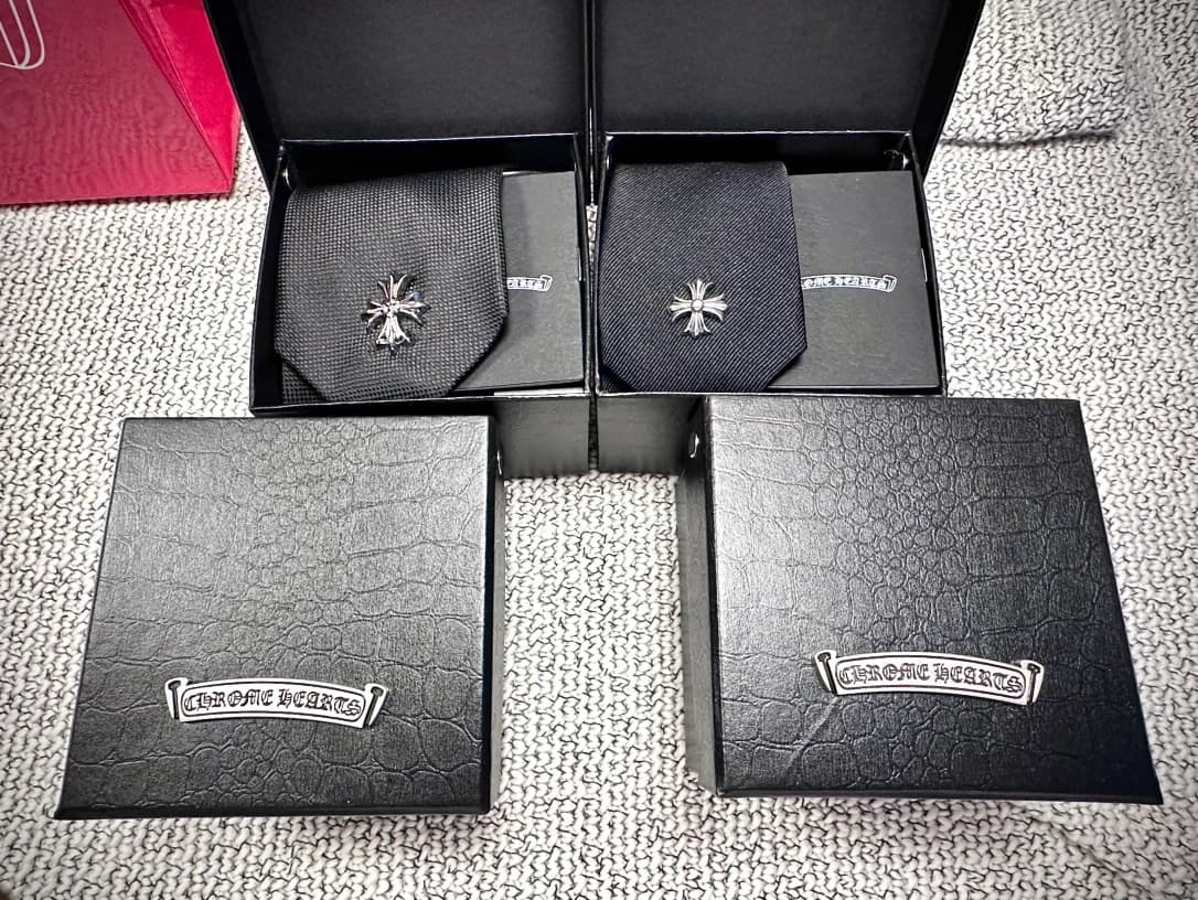 Шёлковые галстуки Chrome Hearts в фирменных коробках с серебряной фурнитурой