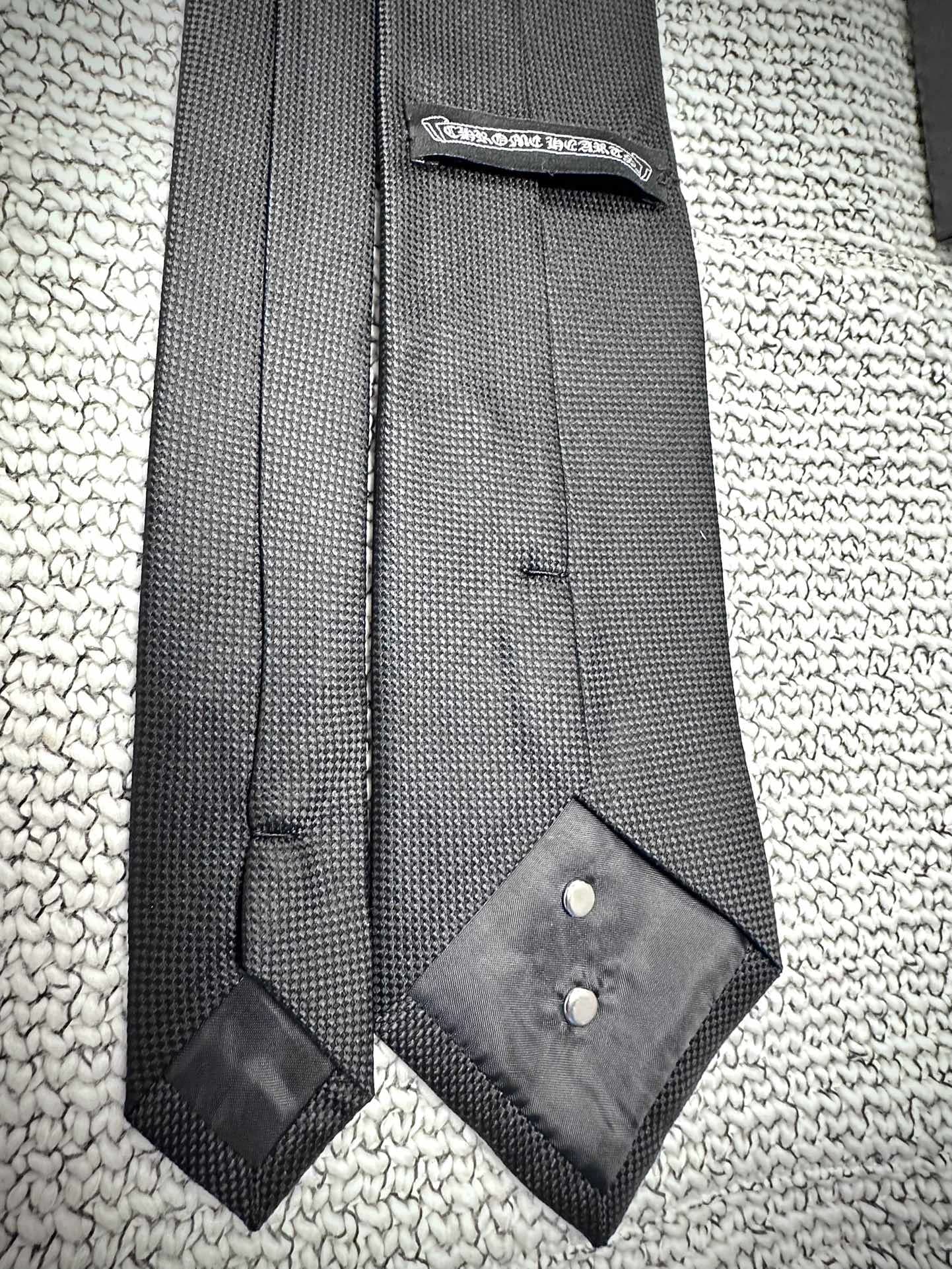 Оборотная сторона галстука Chrome Hearts, швы и внутренняя отделка