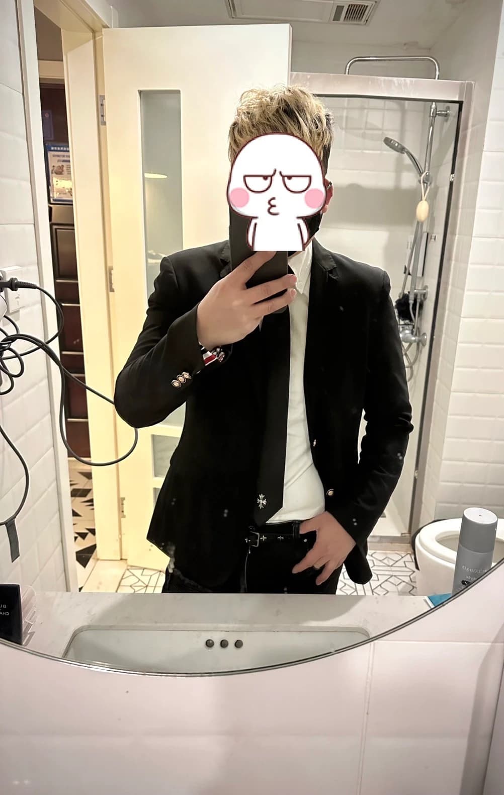 Мужской образ с пиджаком и чёрным галстуком Chrome Hearts с крестом