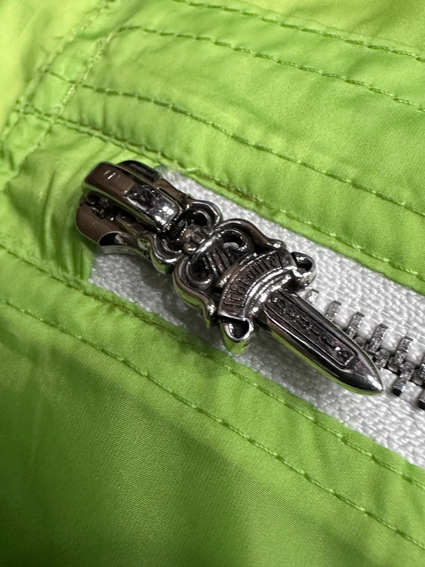 Внутренний карман на молнии зеленого жилета Chrome Hearts