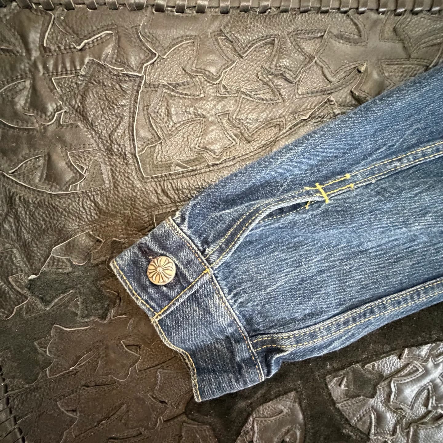 Chrome Hearts x Levi's Джинсовая куртка с кожаными патчами
