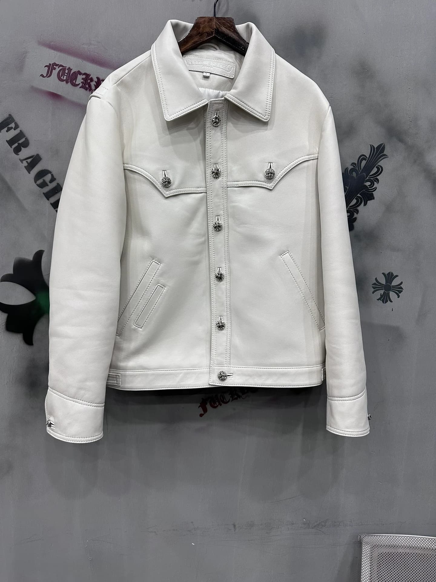 Белая кожаная куртка Chrome Hearts, вид спереди