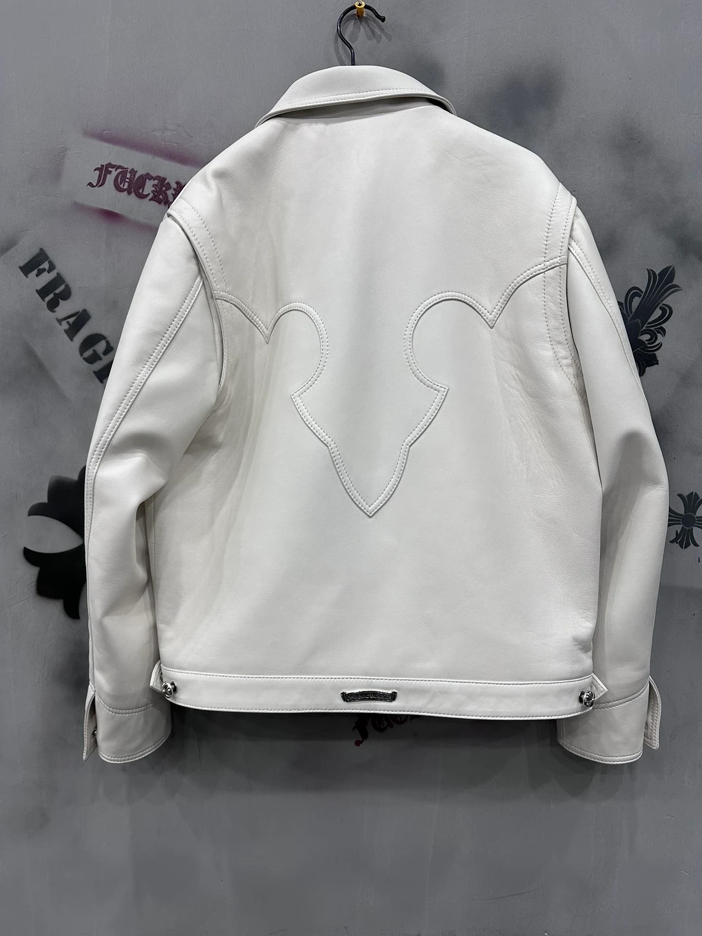 Белая кожаная куртка Chrome Hearts, вид сзади с нашивкой в виде пламени