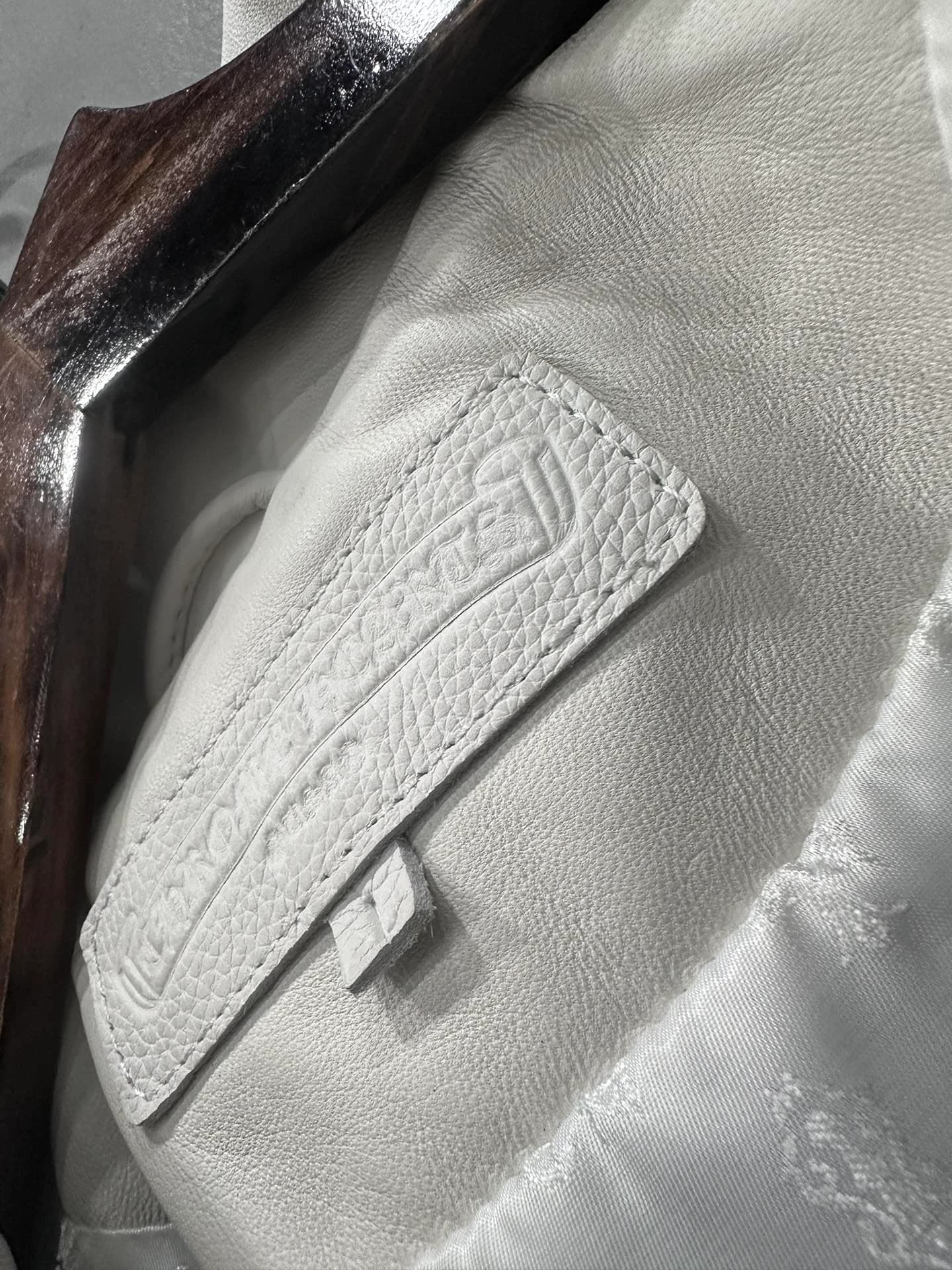 Кожаный ярлык бренда на внутренней стороне куртки Chrome Hearts
