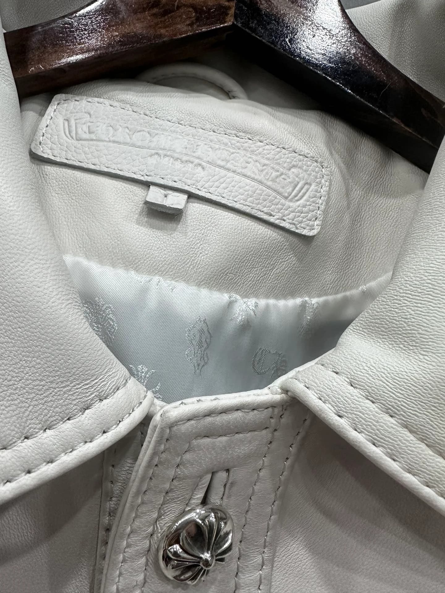 Воротник и кожаный ярлык Chrome Hearts