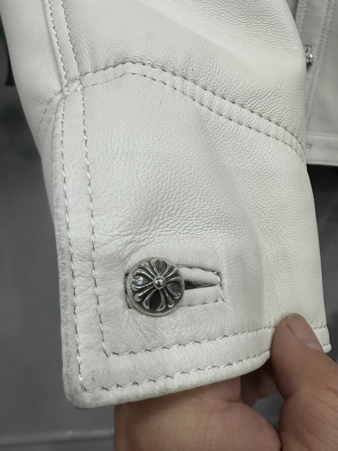 Манжет рукава с металлической пуговицей Chrome Hearts