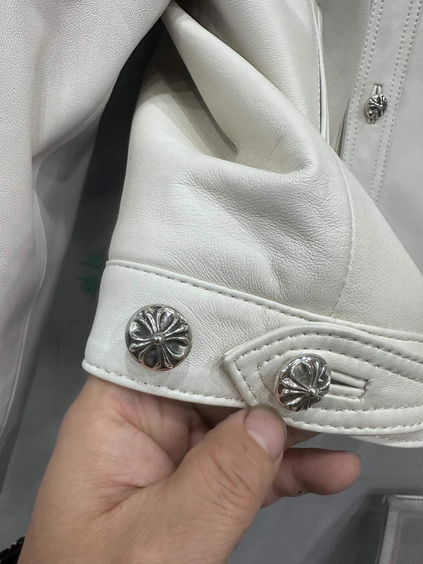 Деталь манжета с пуговицами на белой куртке Chrome Hearts