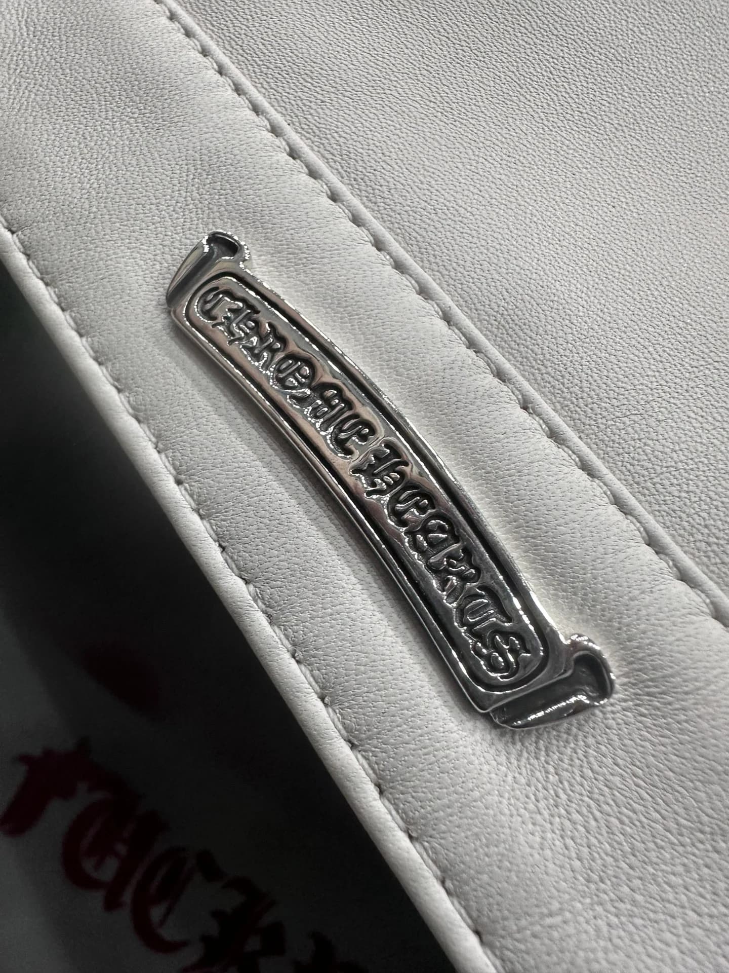 Металлическая пластина с логотипом Chrome Hearts