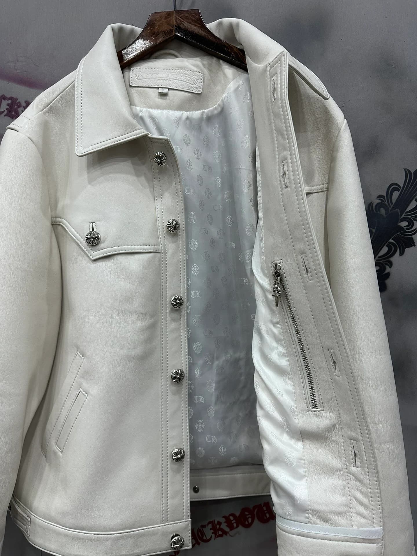Внутренняя сторона куртки Chrome Hearts с подкладкой и карманом