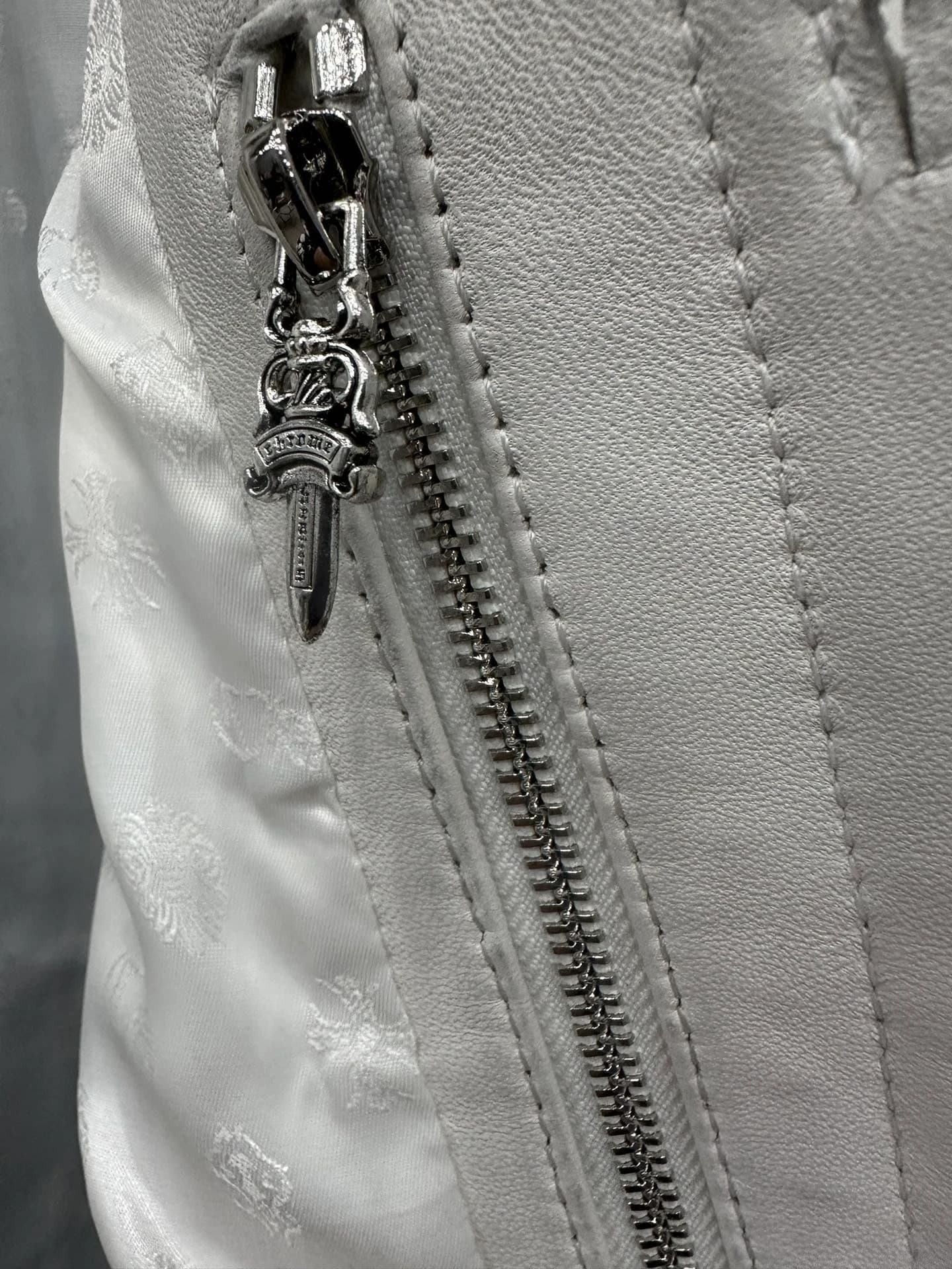 Внутренний карман на молнии с серебряным пуллером-кинжалом Chrome Hearts