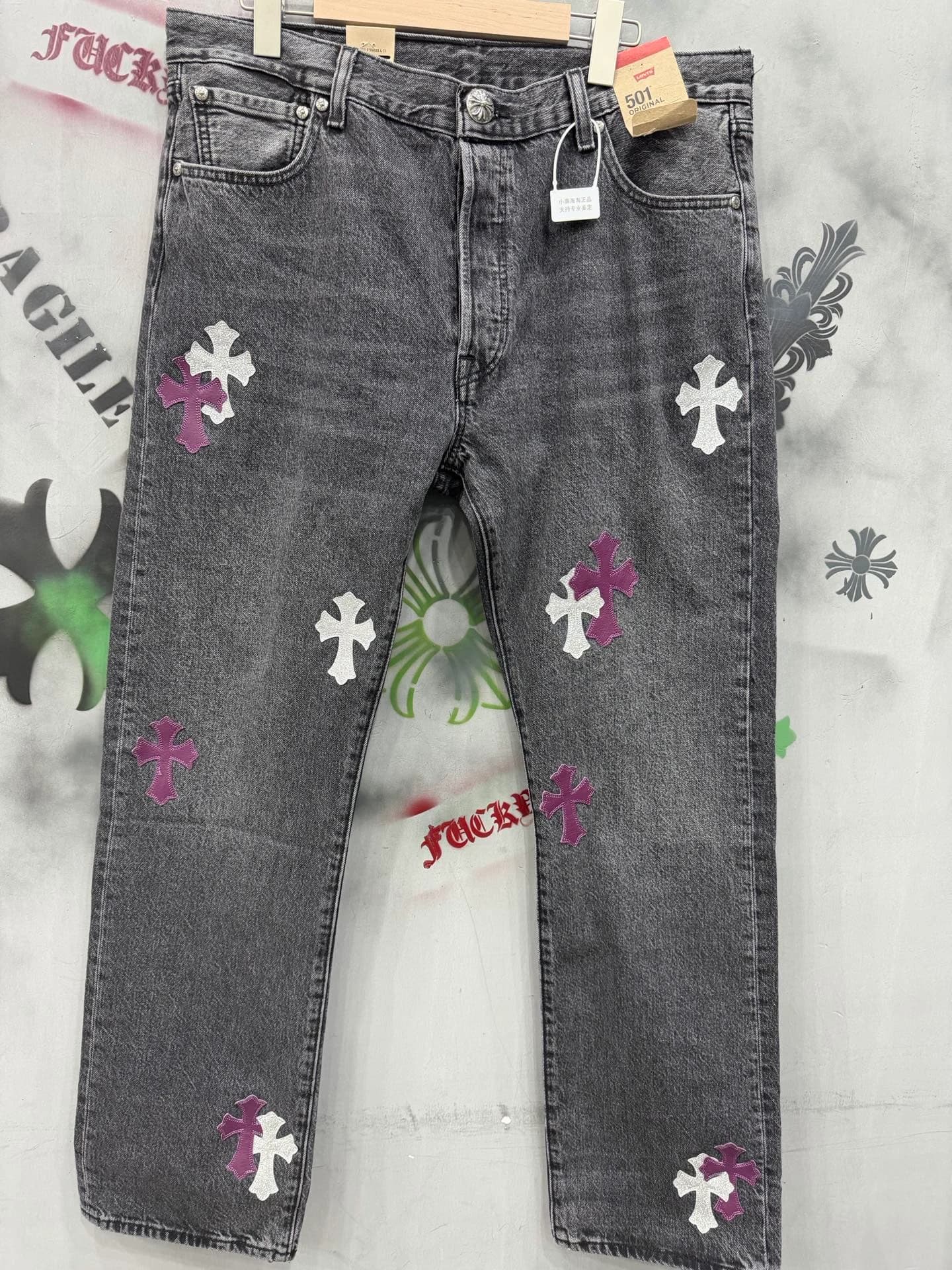 Серые джинсы Chrome Hearts x Levi's Vintage 501 спереди, декорированные кожаными нашивками-крестами