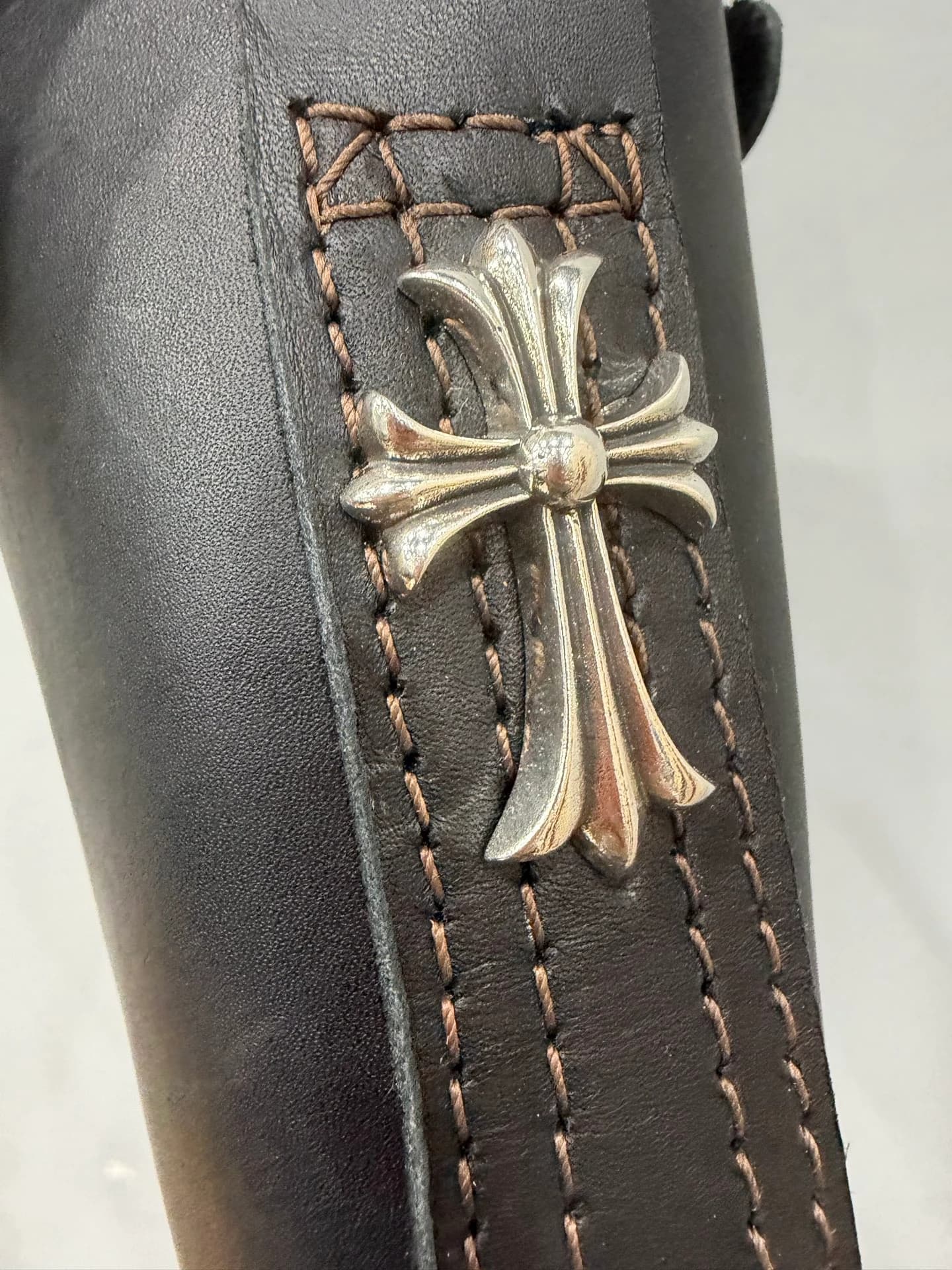 Серебряный крест Chrome Hearts на заднике сапога