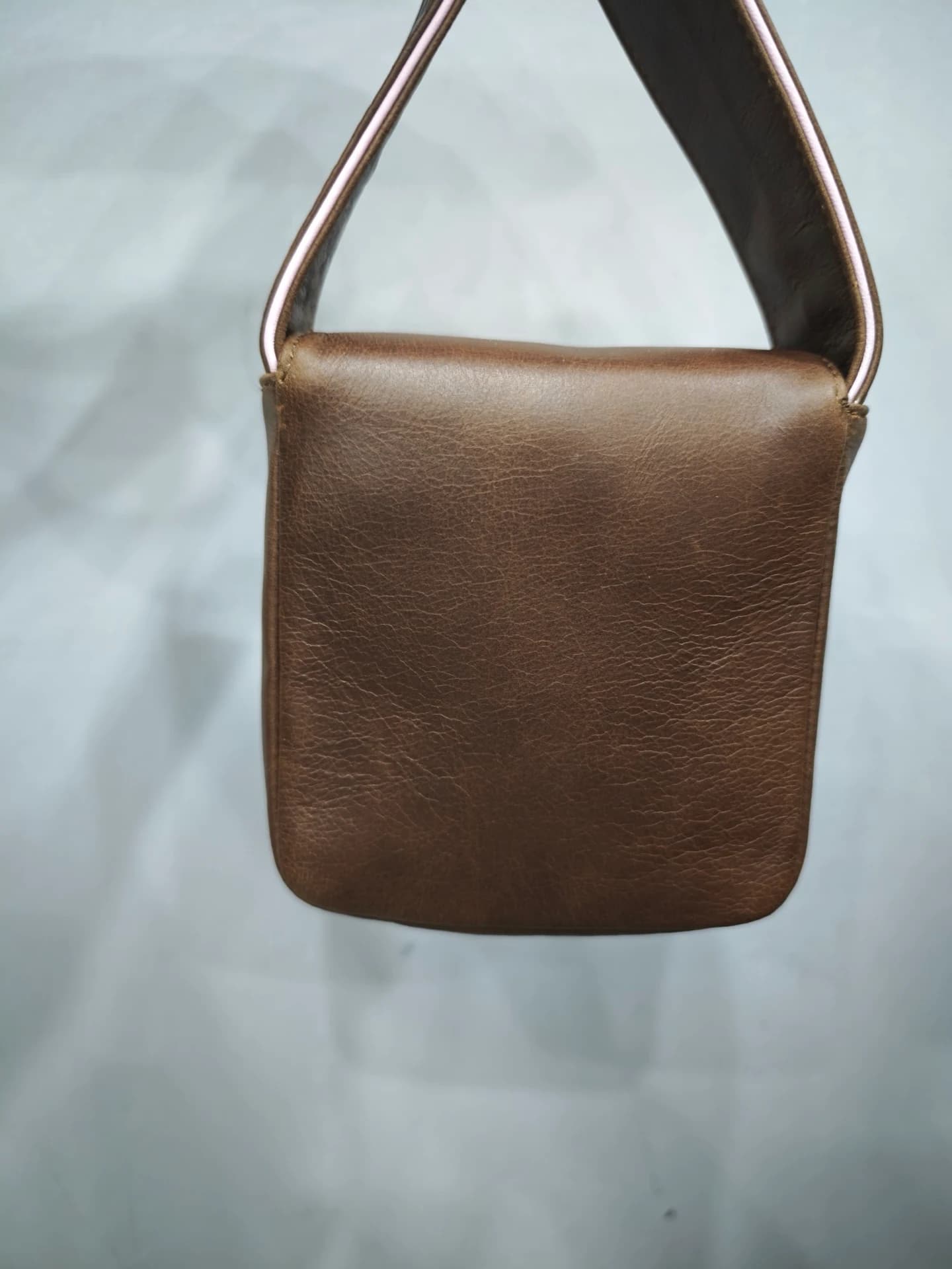 Вид сзади: коричневая кожаная сумка кросс-боди Chrome Hearts