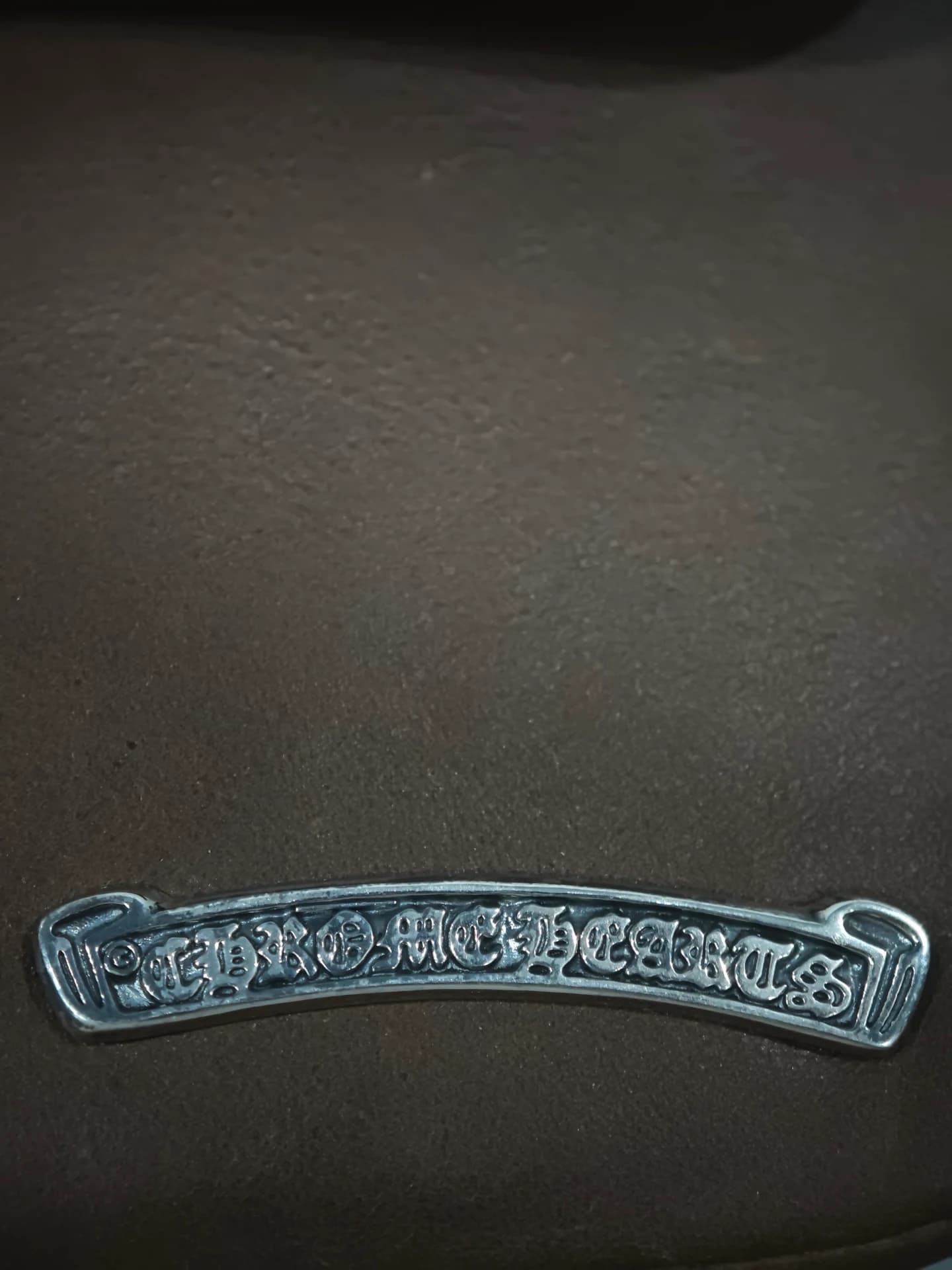 Серебряная плашка Scroll с гравировкой логотипа Chrome Hearts
