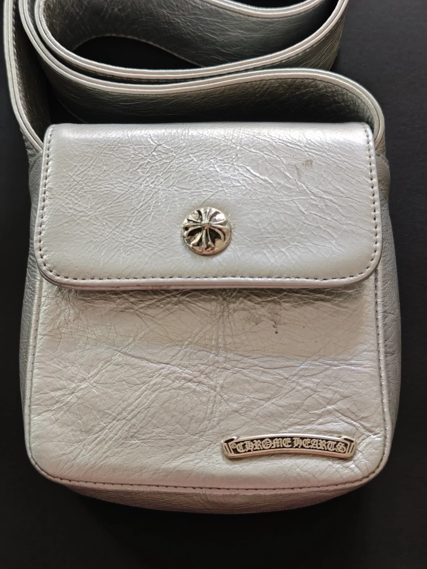 Сумка кросс-боди Chrome Hearts из металлизированной кожи, вид спереди
