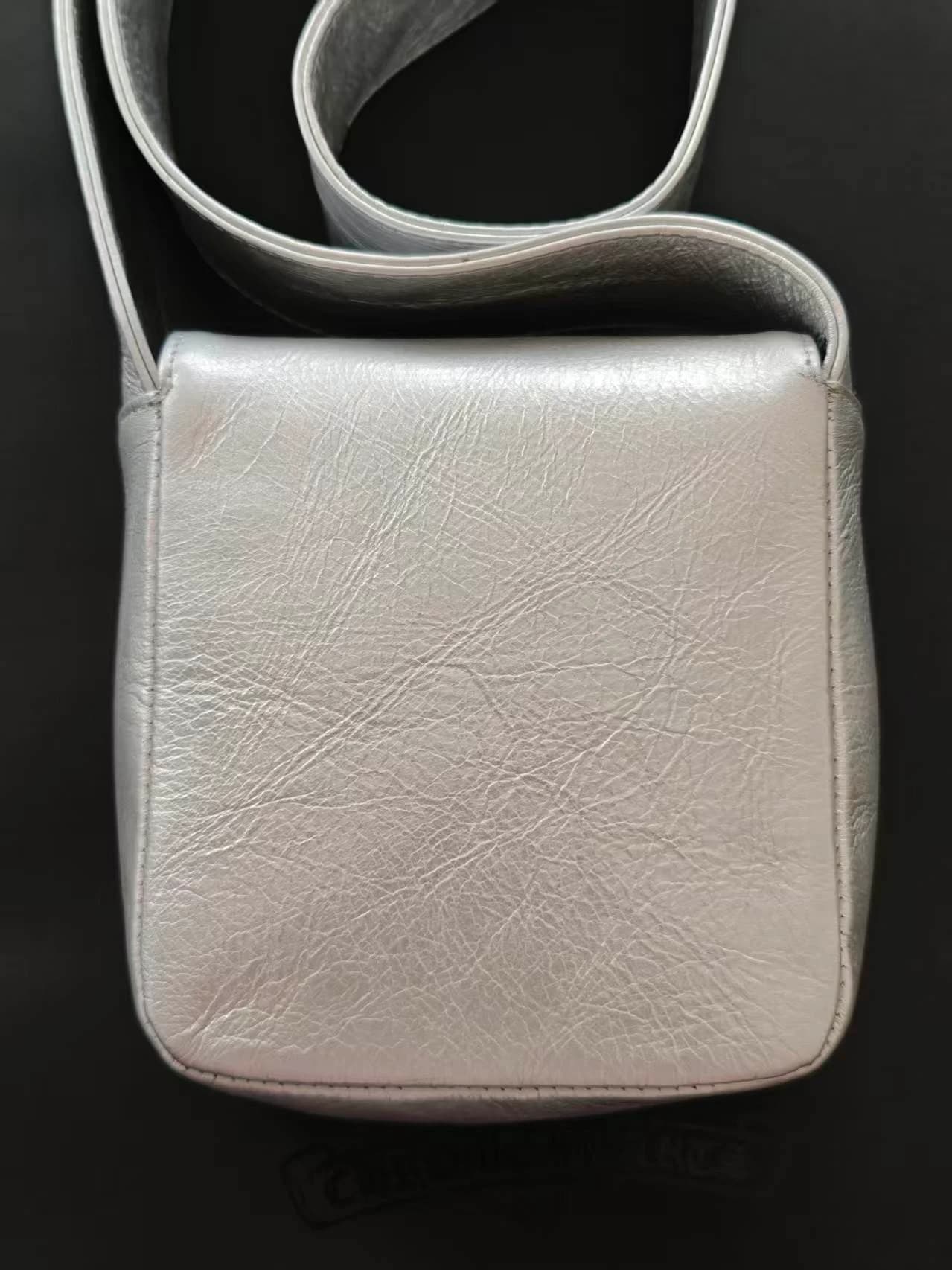 Задняя сторона серебристой кожаной сумки Chrome Hearts