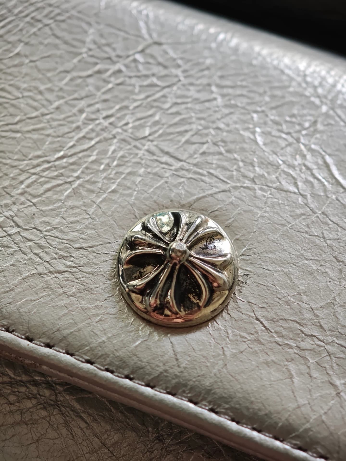 Декоративный серебряный крест CH Cross на клапане сумки Chrome Hearts