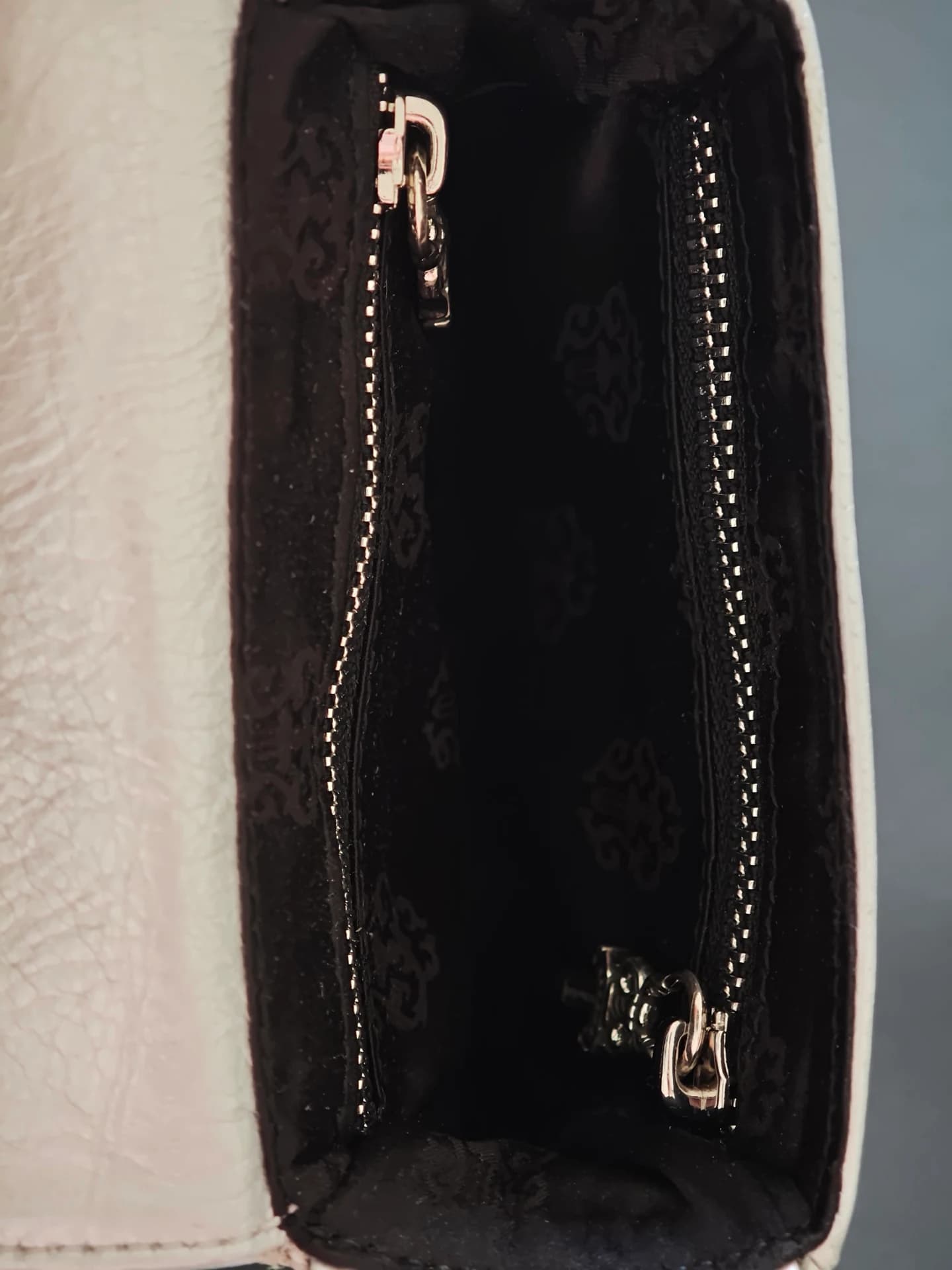 Внутреннее отделение сумки Chrome Hearts с текстильной подкладкой и карманом