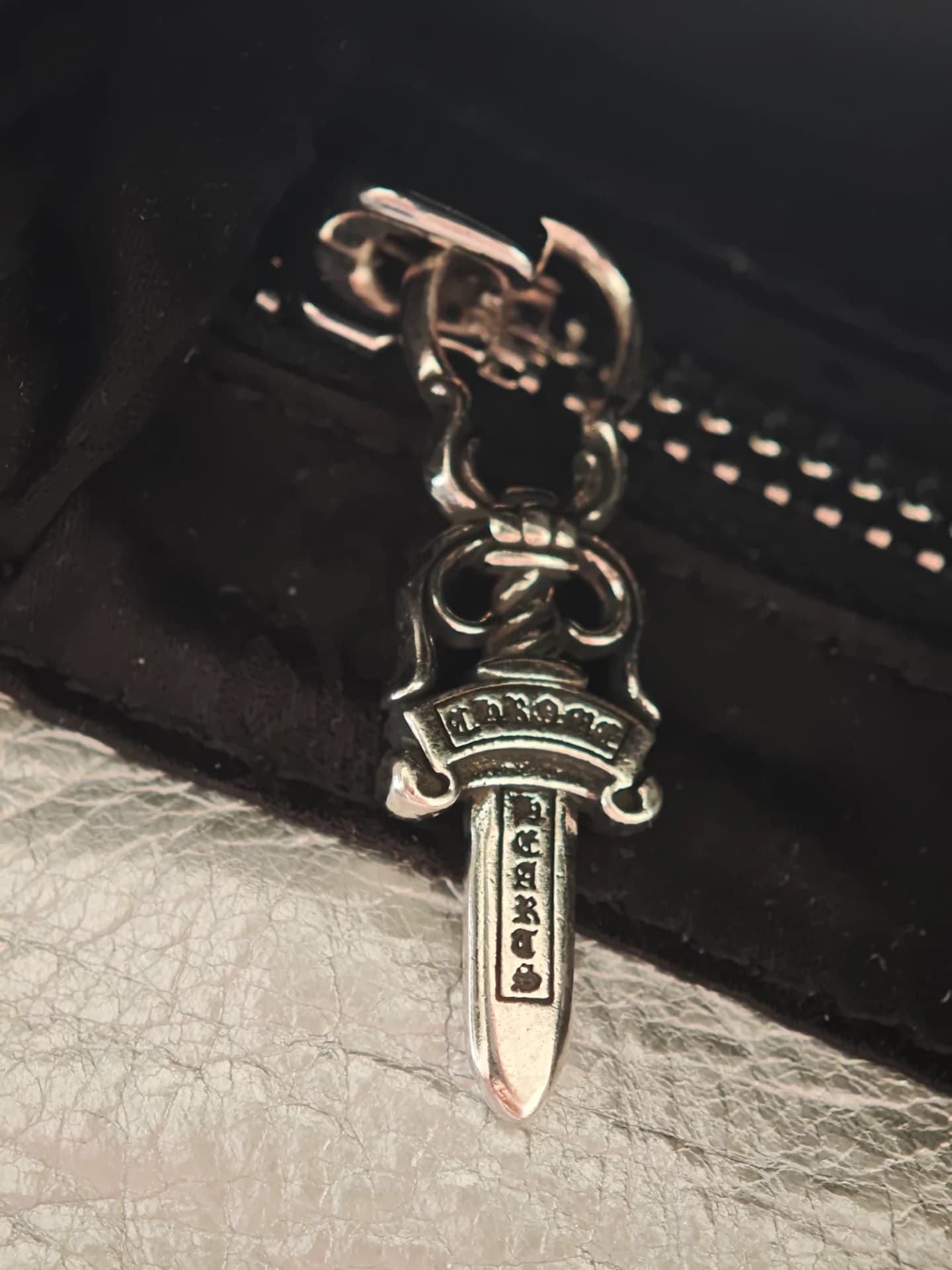 Серебряный пуллер молнии в виде кинжала Dagger на внутреннем кармане сумки Chrome Hearts