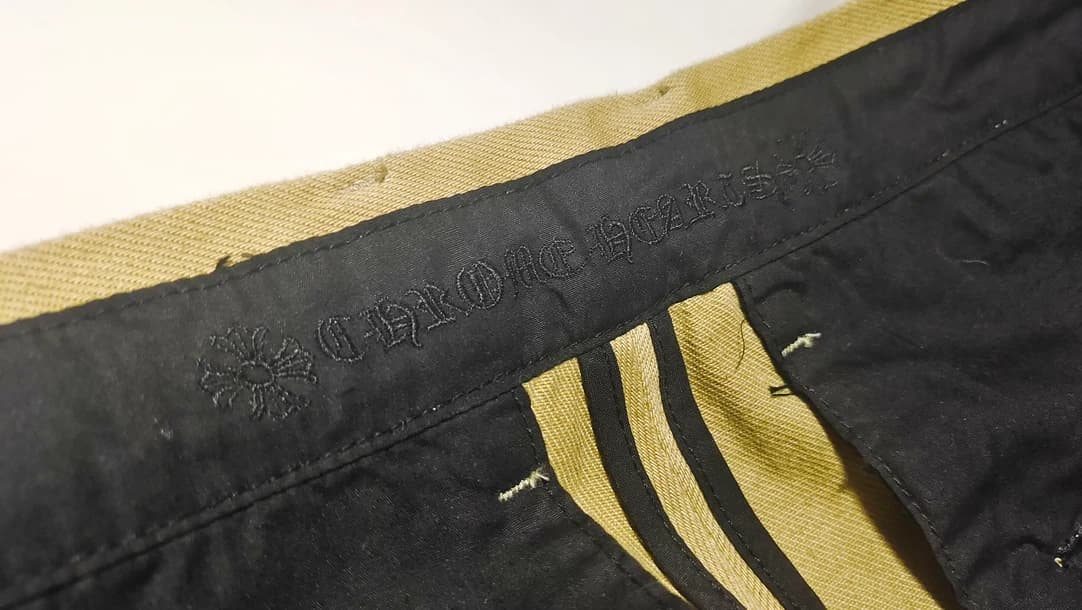 Внутренняя сторона пояса штанов Chrome Hearts с брендингом