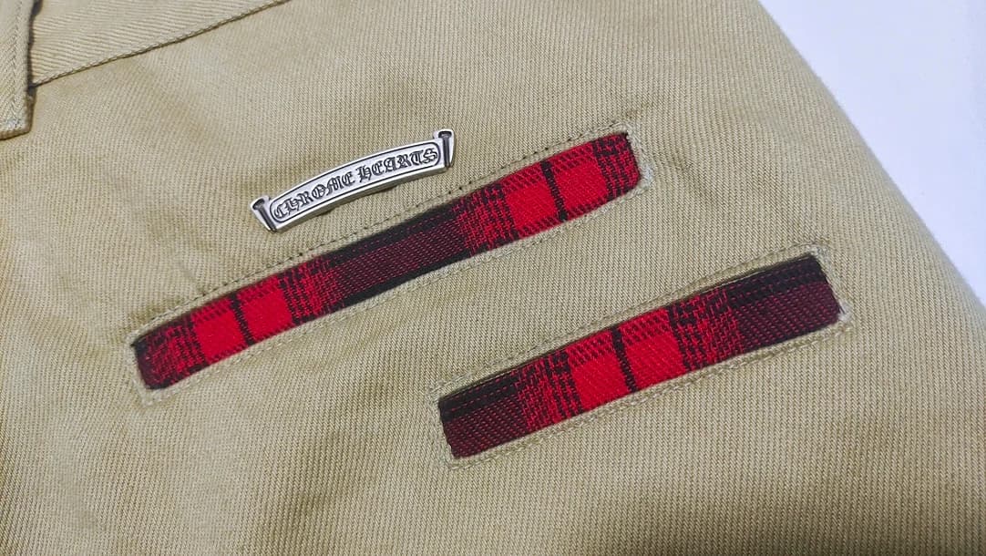Задние прорезные карманы с клетчатой отделкой и серебряной нашивкой Chrome Hearts