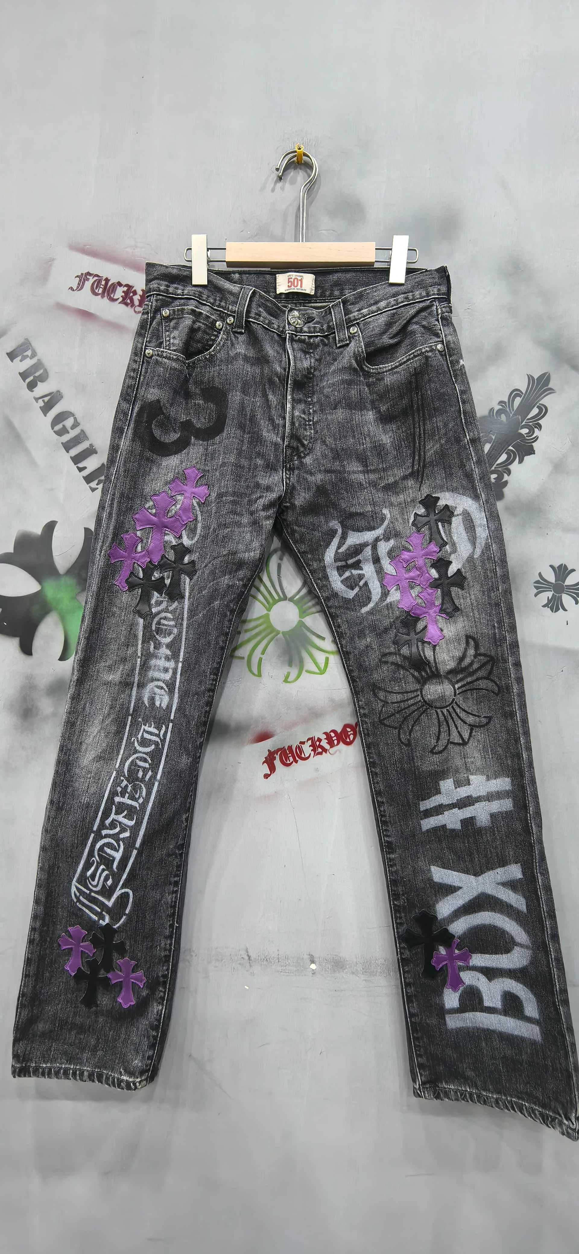 Черно-серые джинсы Chrome Hearts x Levi's 501 с фиолетовыми и черными нашивками-крестами, вид спереди