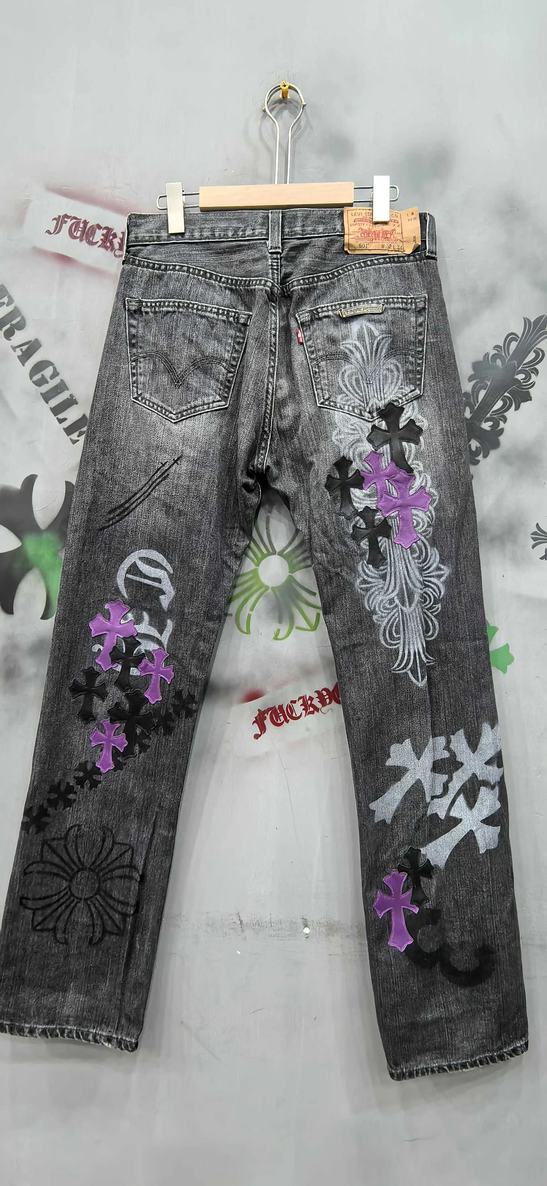 Черно-серые джинсы Chrome Hearts x Levi's 501 с фиолетовыми и черными нашивками-крестами, вид сзади