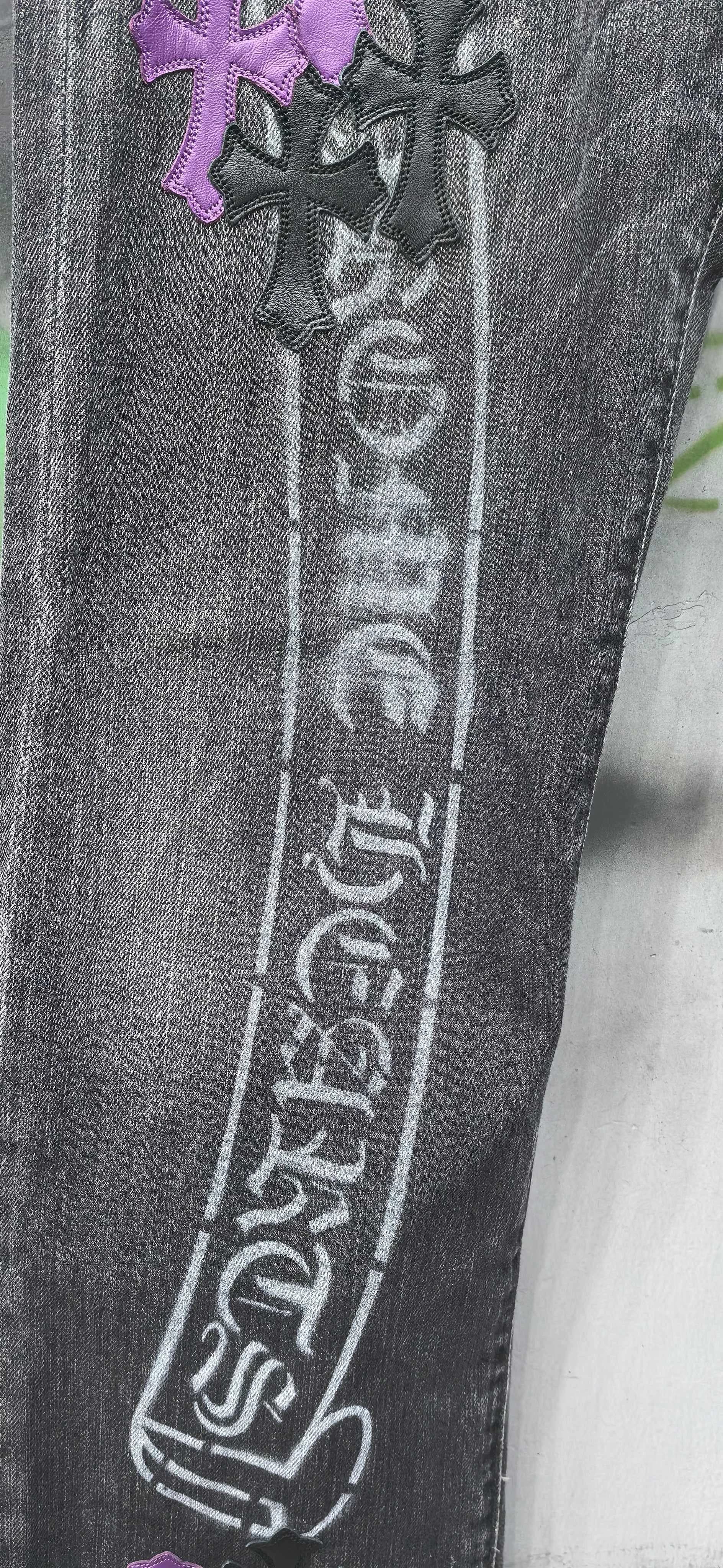 Принт с надписью Chrome Hearts на штанине джинсов
