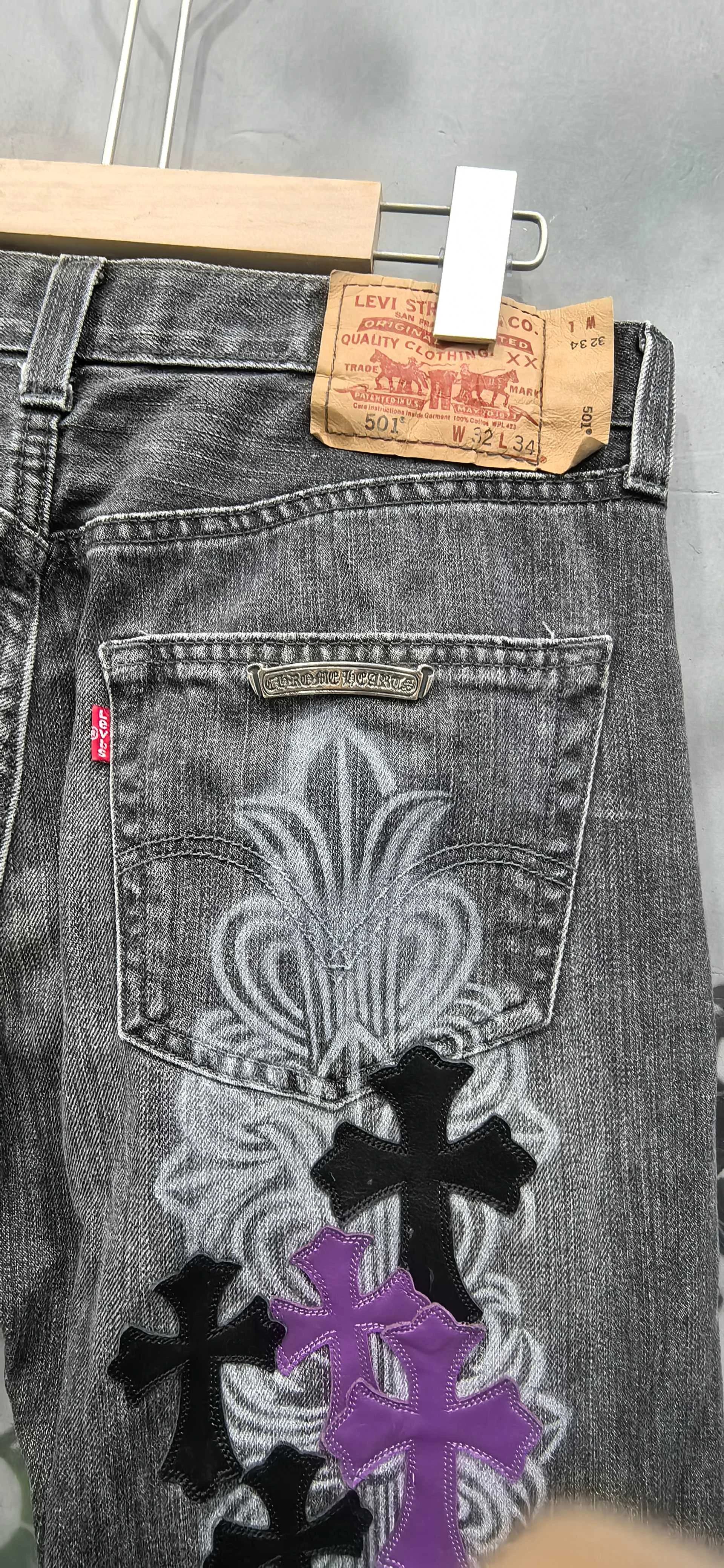 Задний карман джинсов с кожаным патчем Levi's и вышивкой
